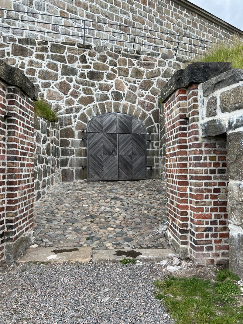 Stor trädörr i en stenfasad