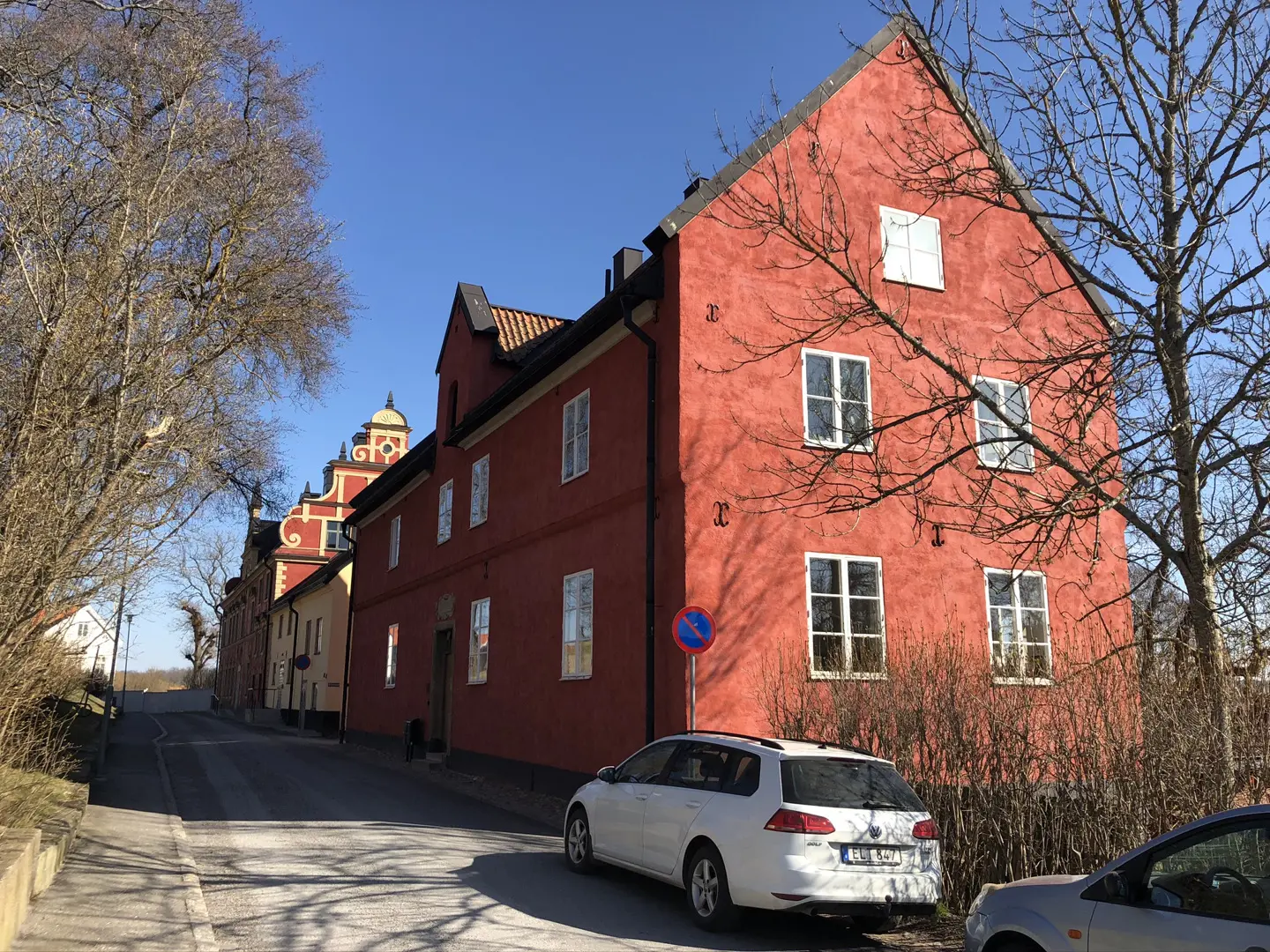 Röd fasad med klarblå himmel i bakgrunden.