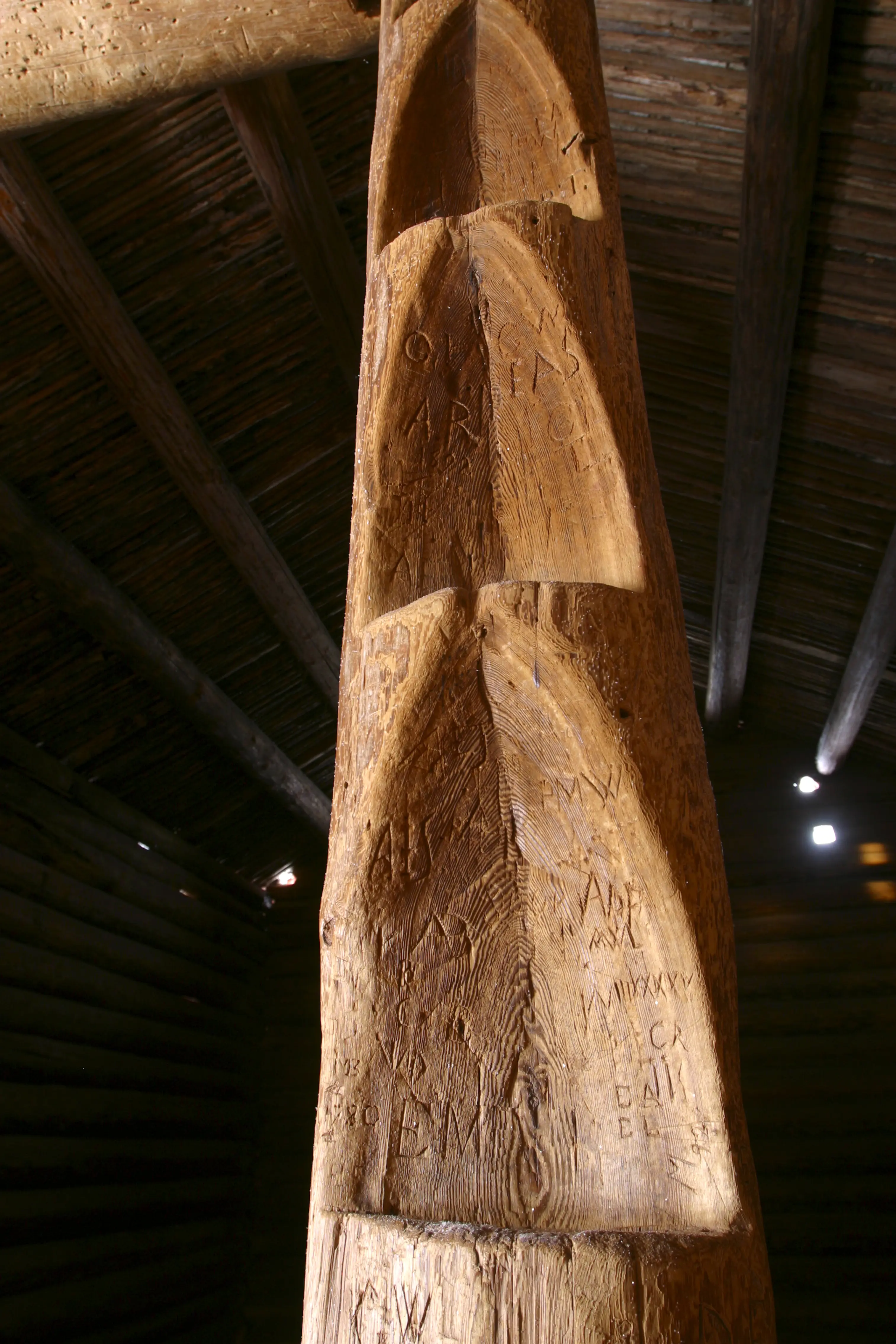 Interiör, Rankhyttans trösklada. Detalj av timmerarbetet. Initialer och årtal är inristade i träet.