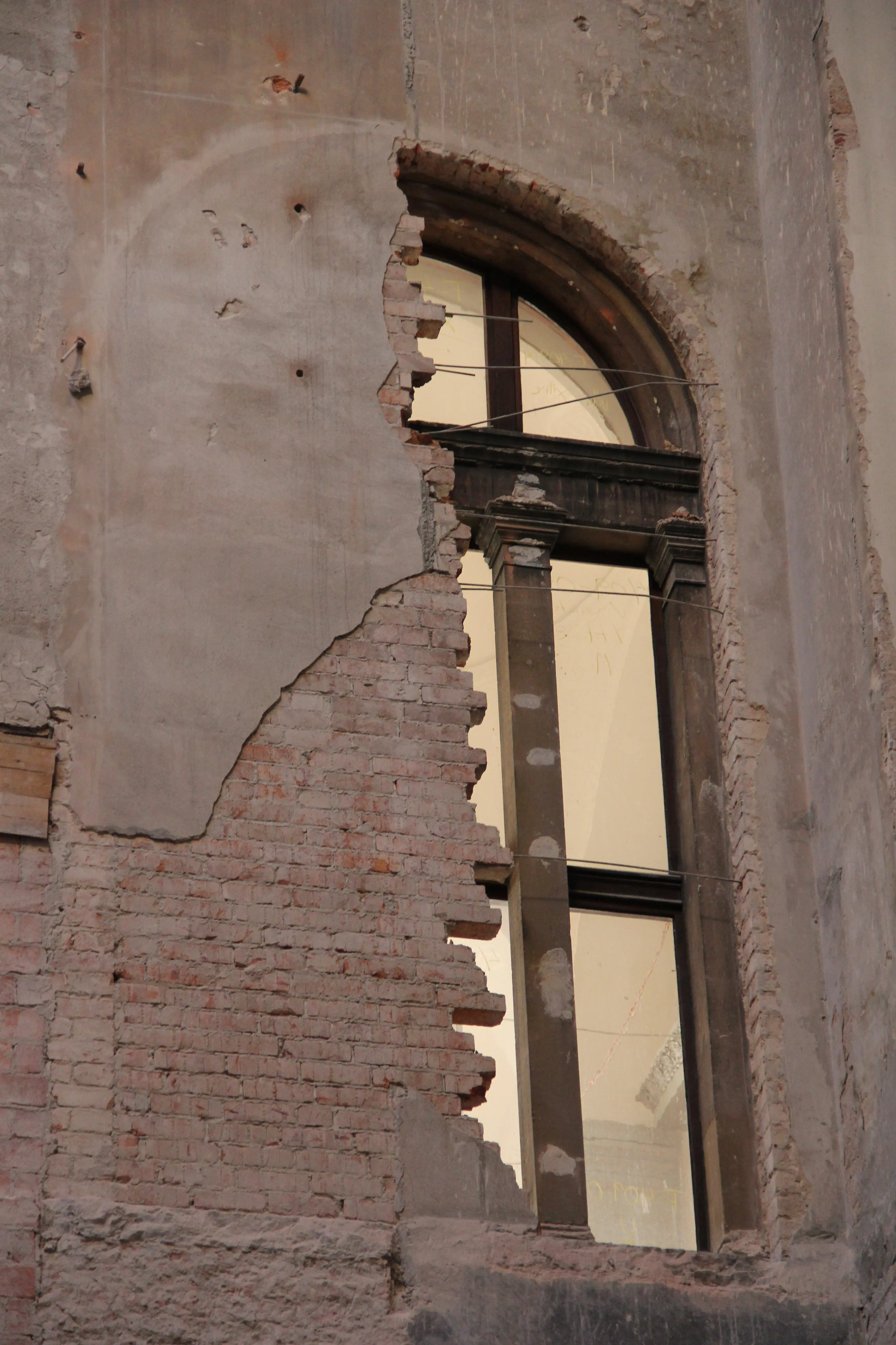 Nationalmuseum. Renovering av en av ljusgårdarna. Putsen är avskalad från väggarna och igensatta fönster tas fram.