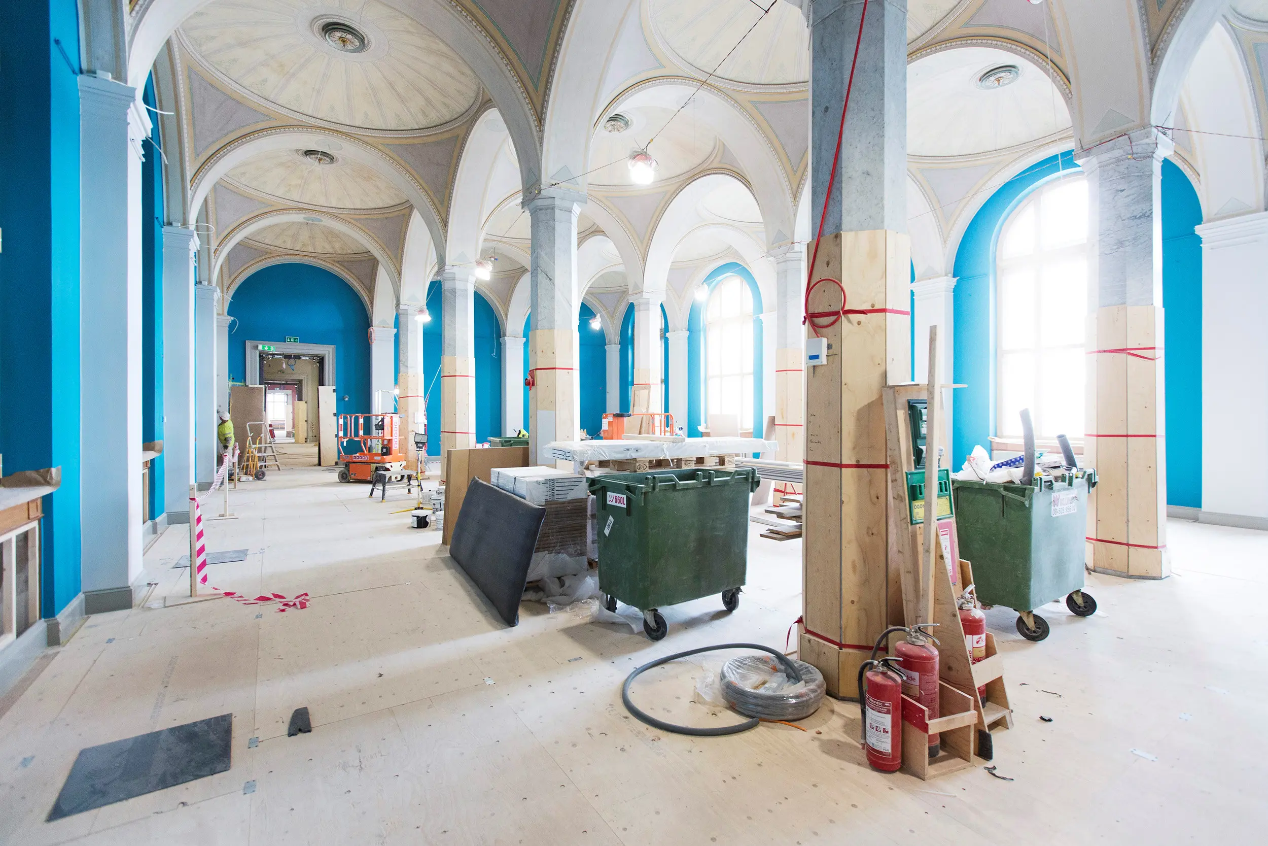 Renovering av Nationalmuseum. En av utställningssalarna har fått starkt blå väggar.