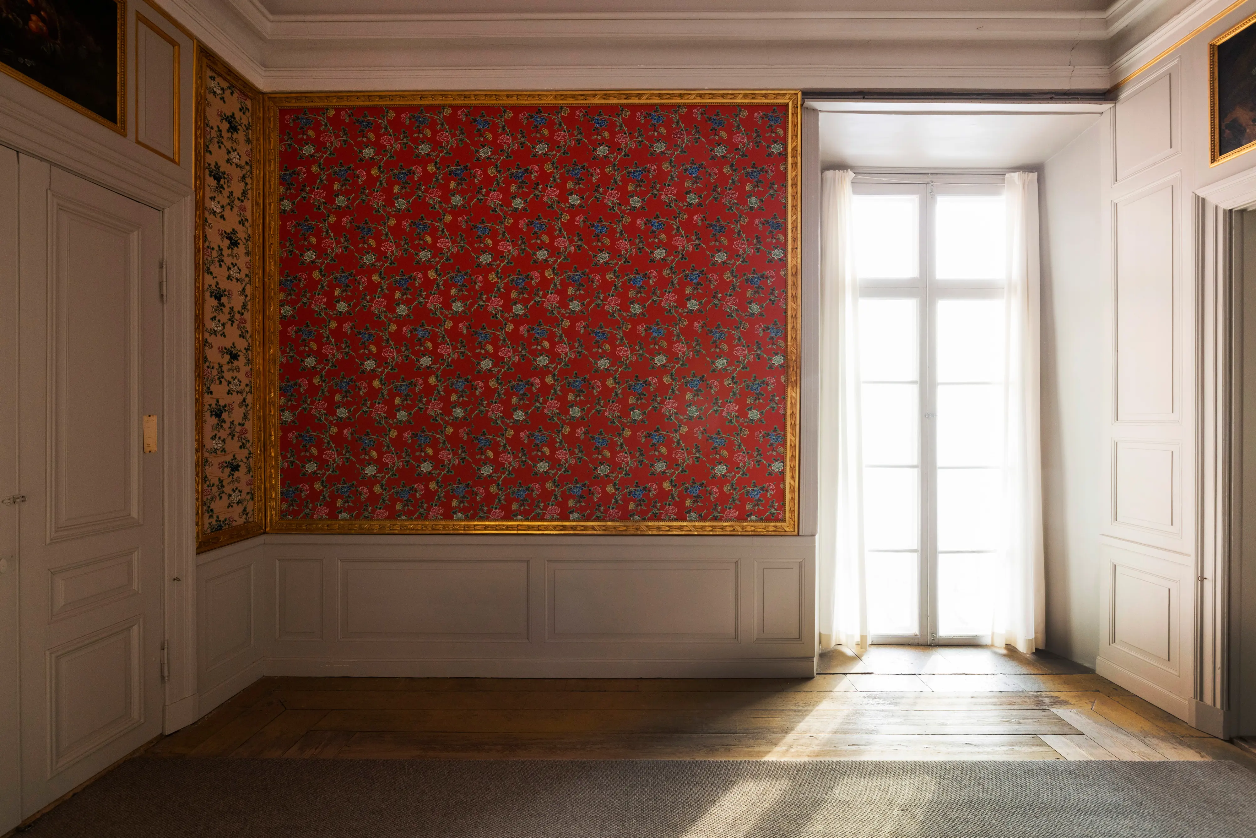 Den nya sidentapeten på plats i Drottningens lilla kabinett på Gripsholms slott. Notera den gamla tapeten till vänster.