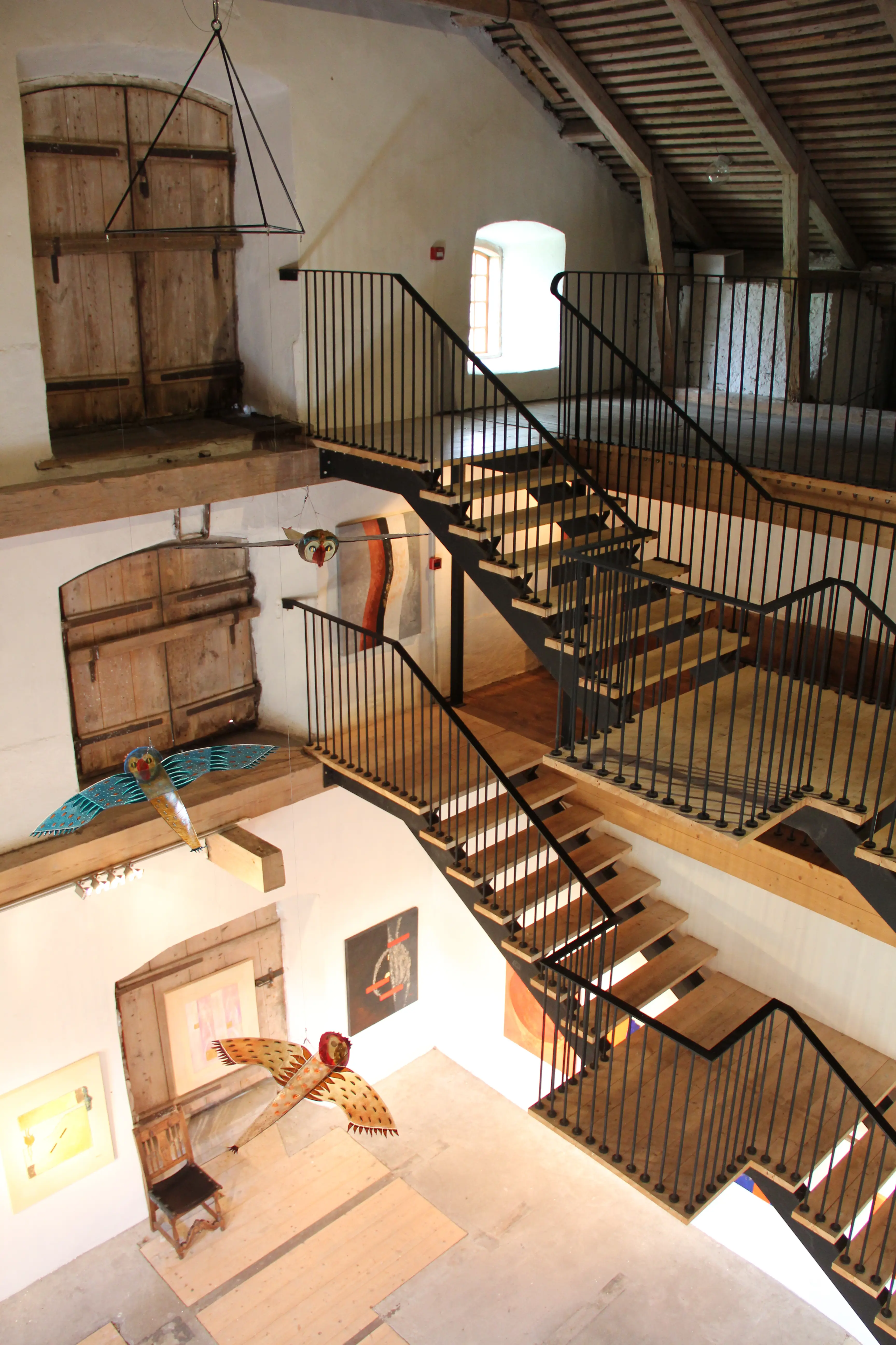 Interiör, spannmålsmagasinet. Gamla spannmålsluckor, nya trappor och avsatser, och konst.