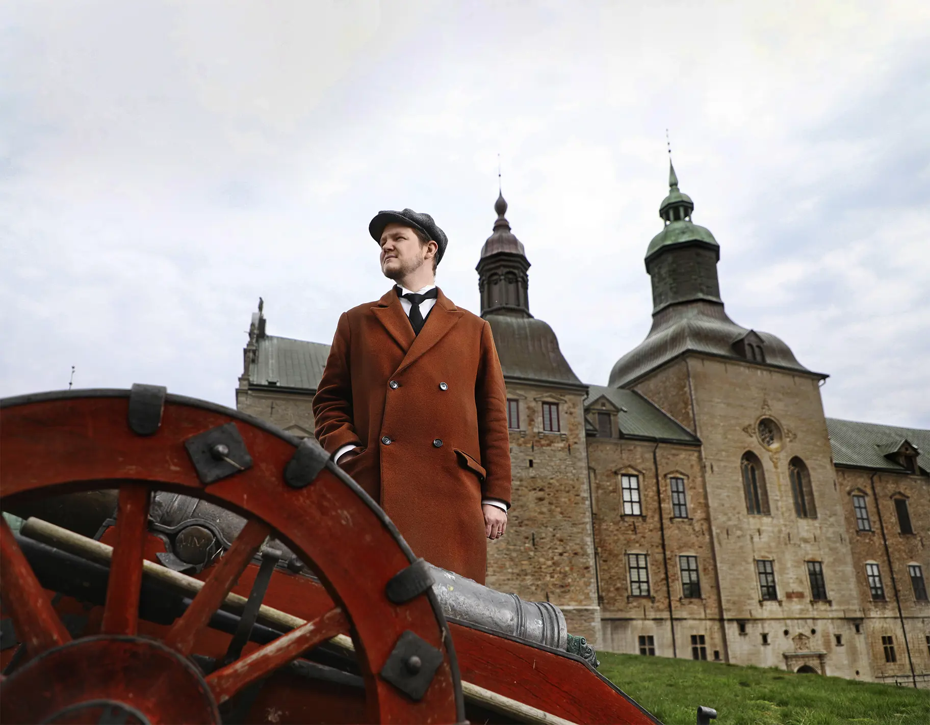 Slottsfogden Tom Andersson framför sin arbetsplats.