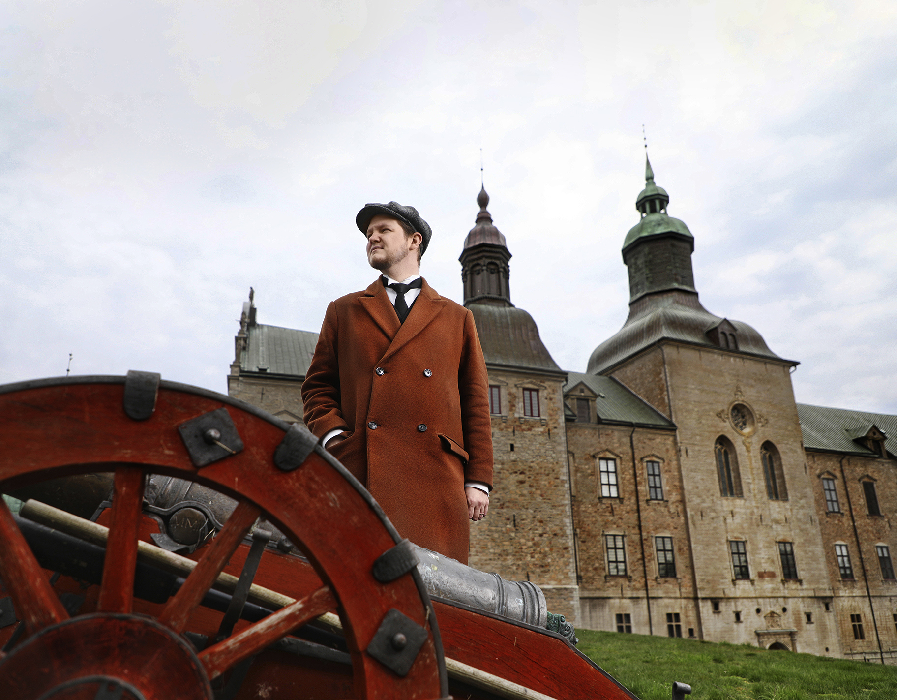 Slottsfogden Tom Andersson framför sin arbetsplats.
