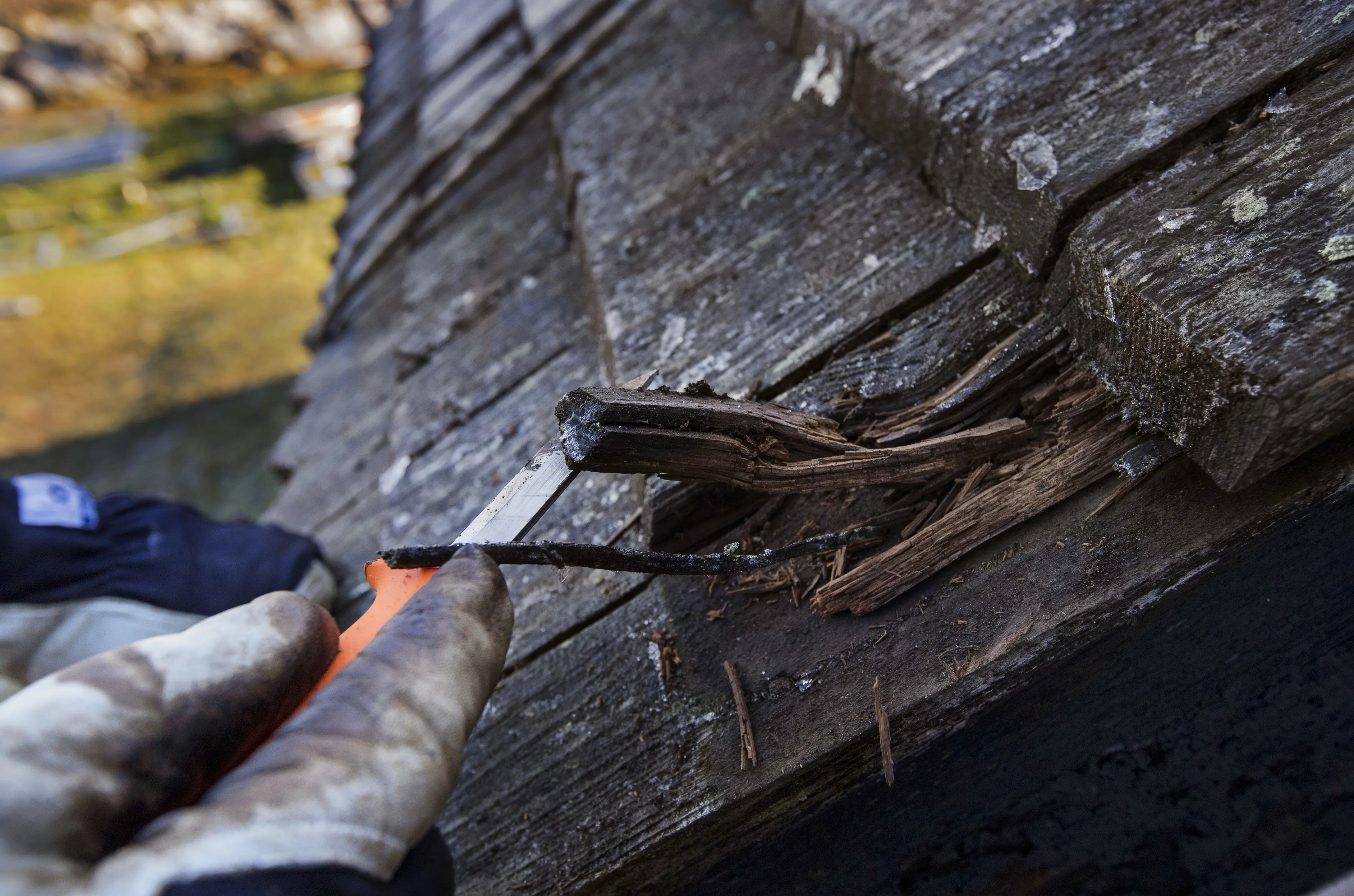 Skadat spåntak på Arnö kyrka