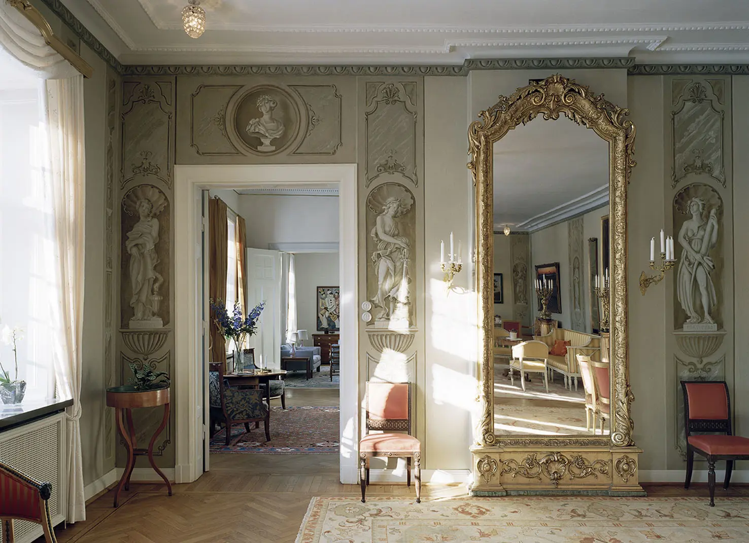 Stora salongen i Halmstads slott. Väggmålningar och en stor spegel med förgylld ram