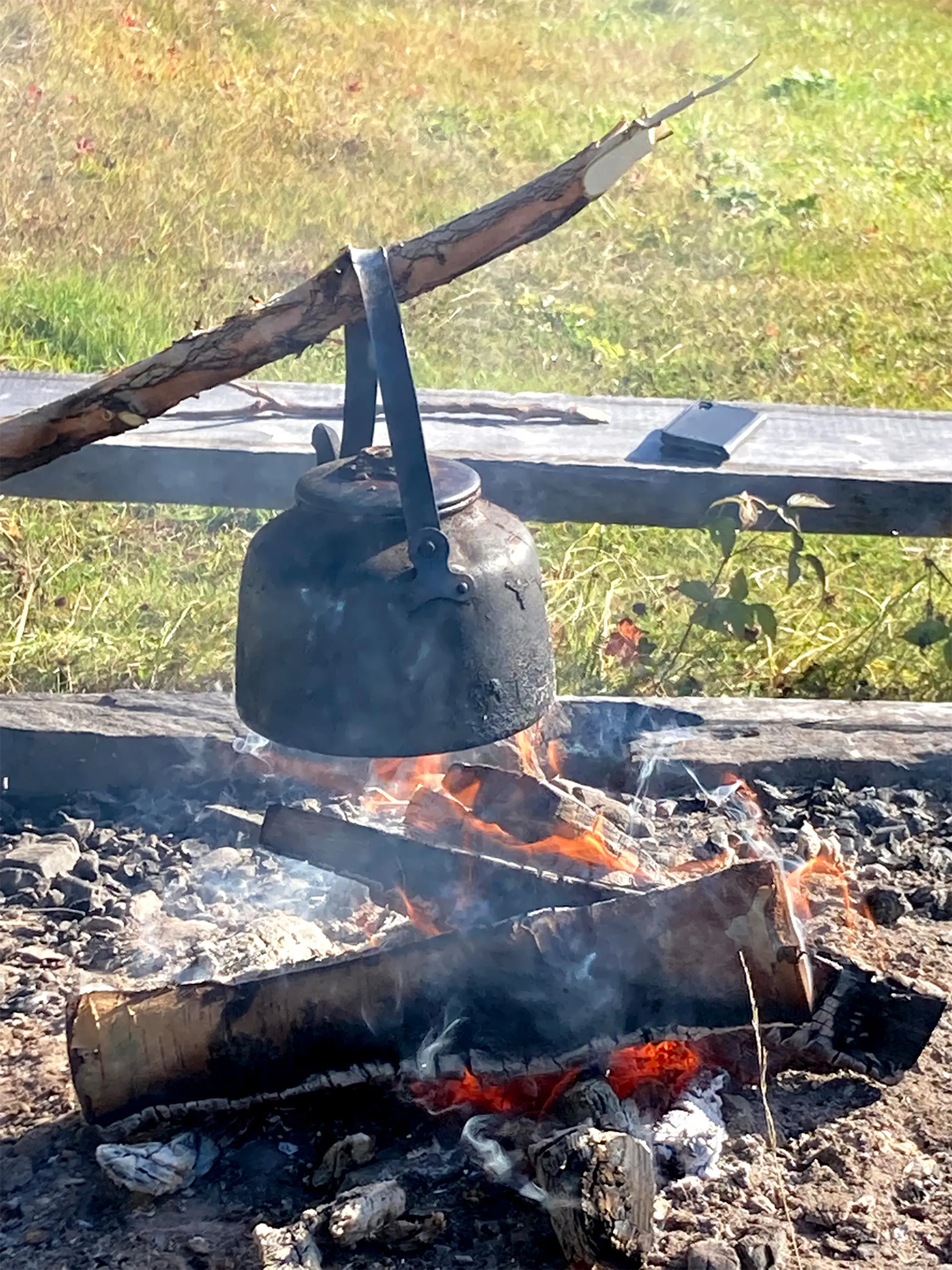 På Örnbo kokar kaffet över öppen eld.