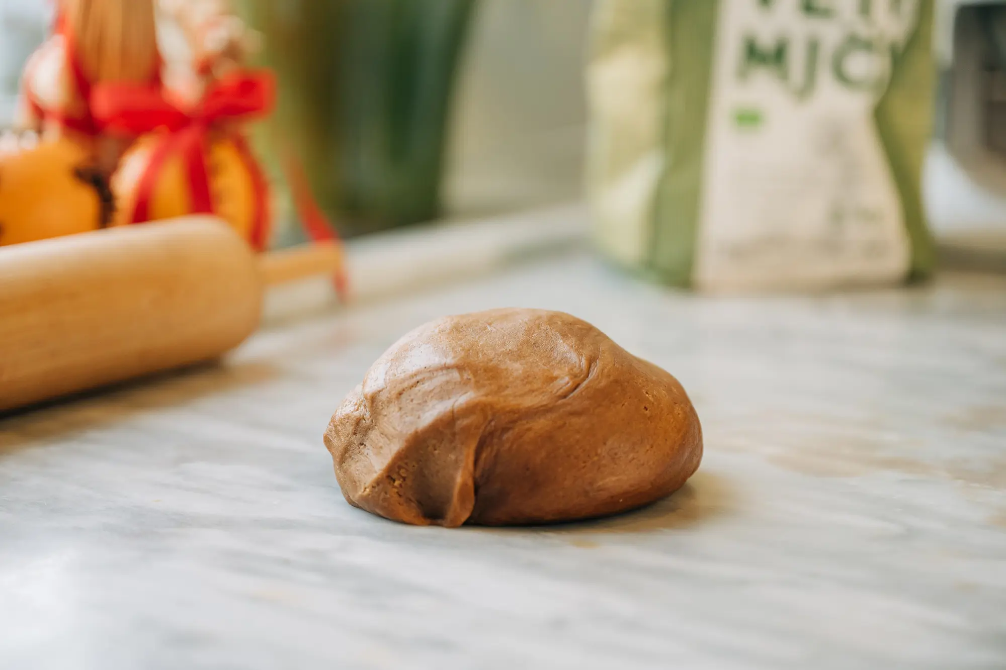 En klump med pepparkaksdeg.