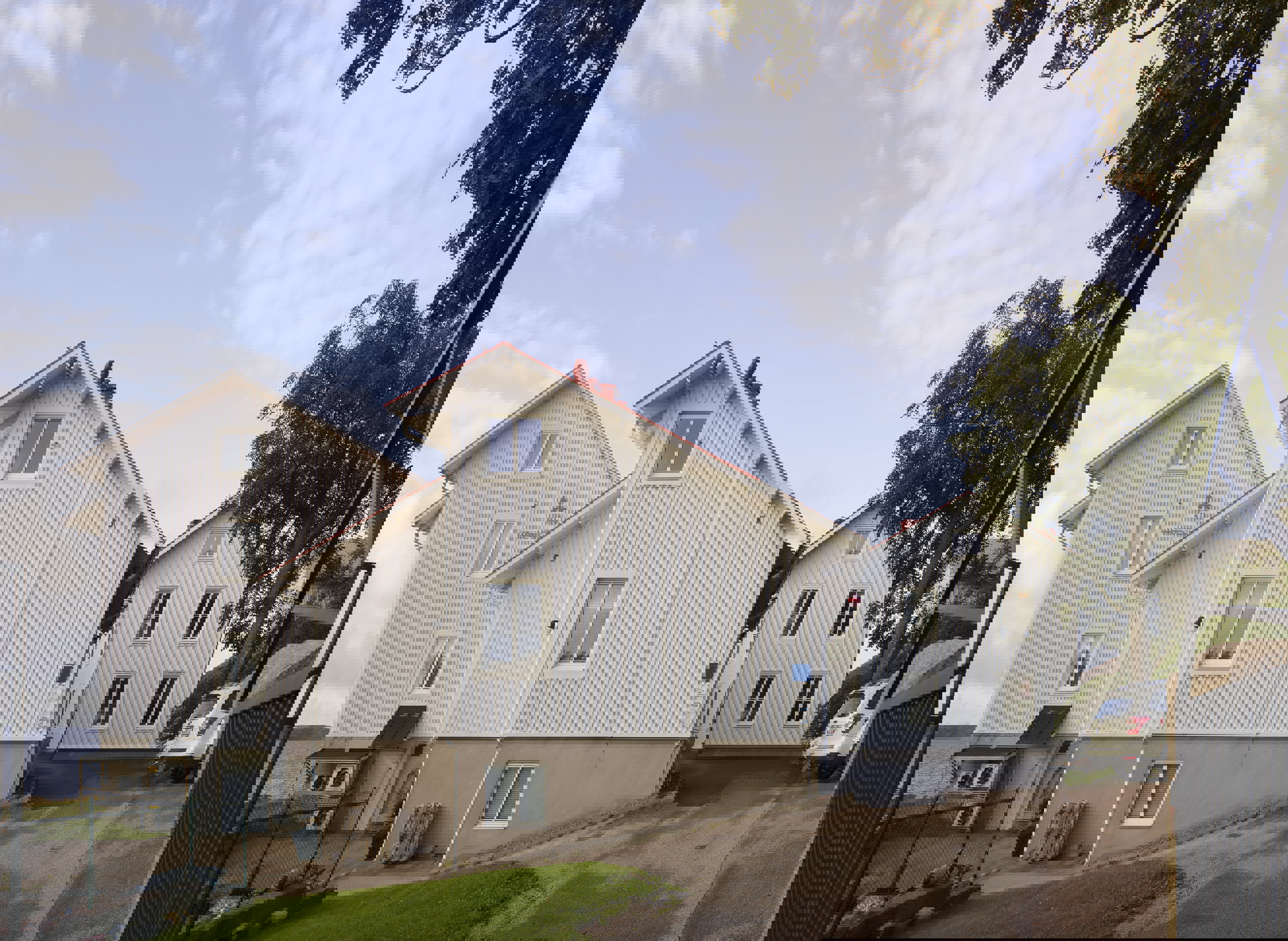 Infarten till havsfiskelaboratoriet i Lysekil. Tre byggnader klädda i vit, stående träpanel.