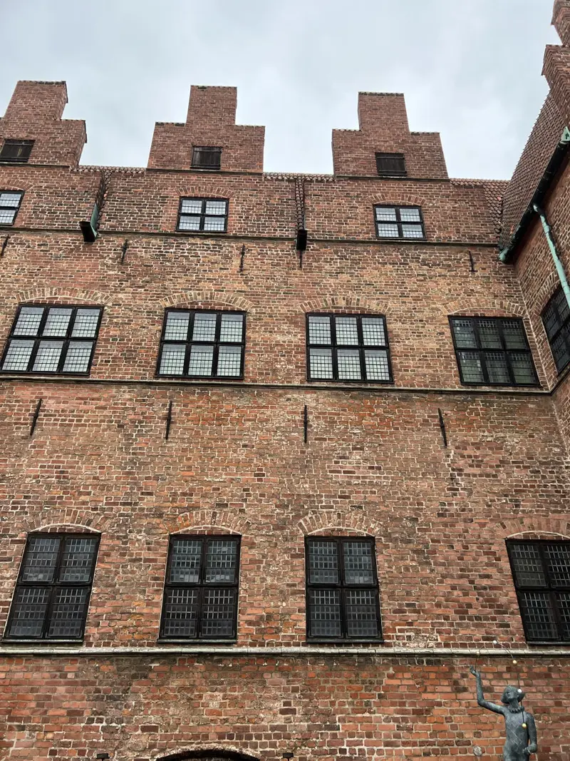 Malmöhus fasad av rött tegel.