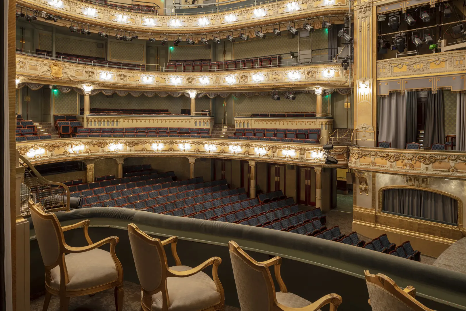 Dramatens salong sedd från en av balustraderna.
