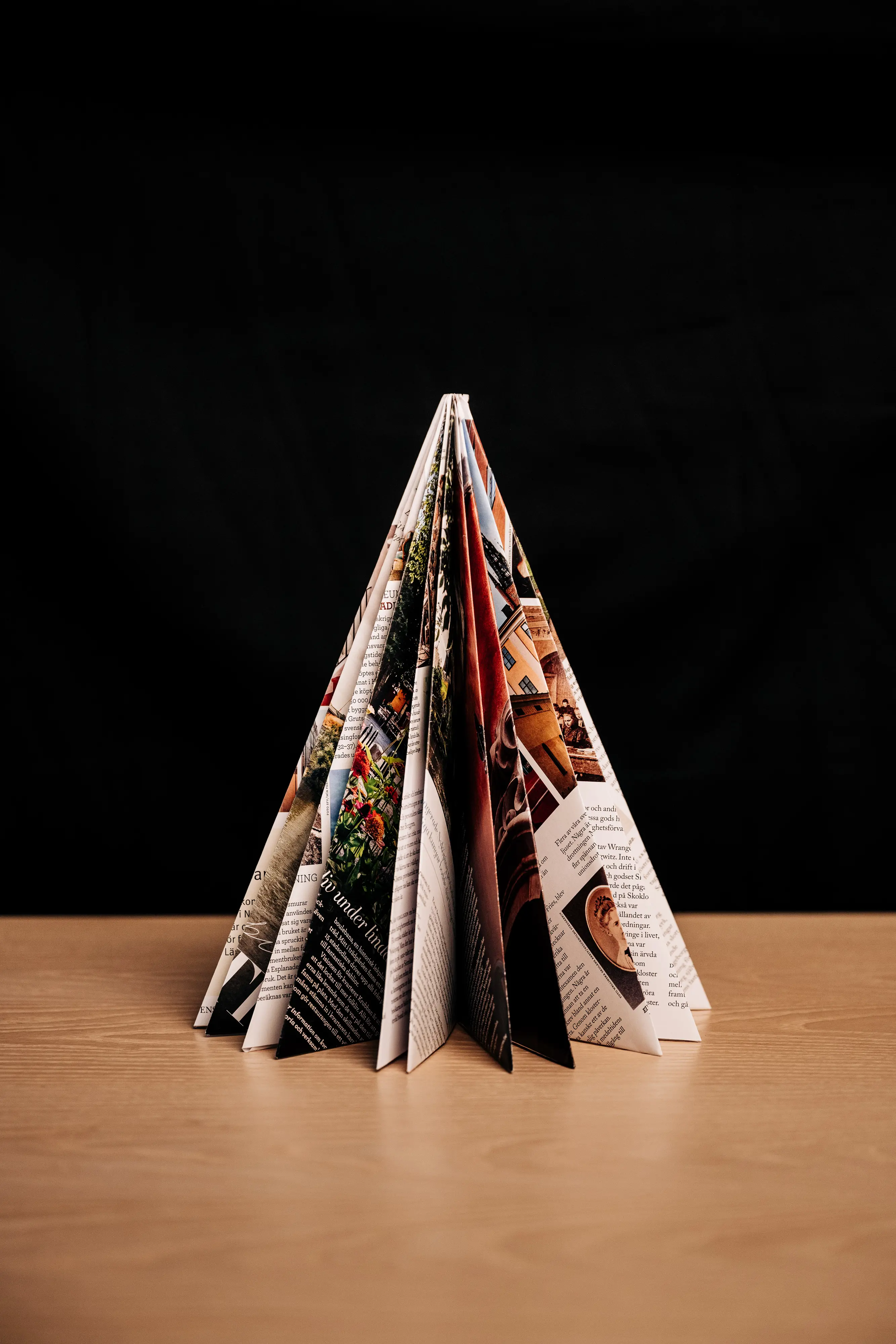 Pappersgran vikt av en Kulturvärdentidning.