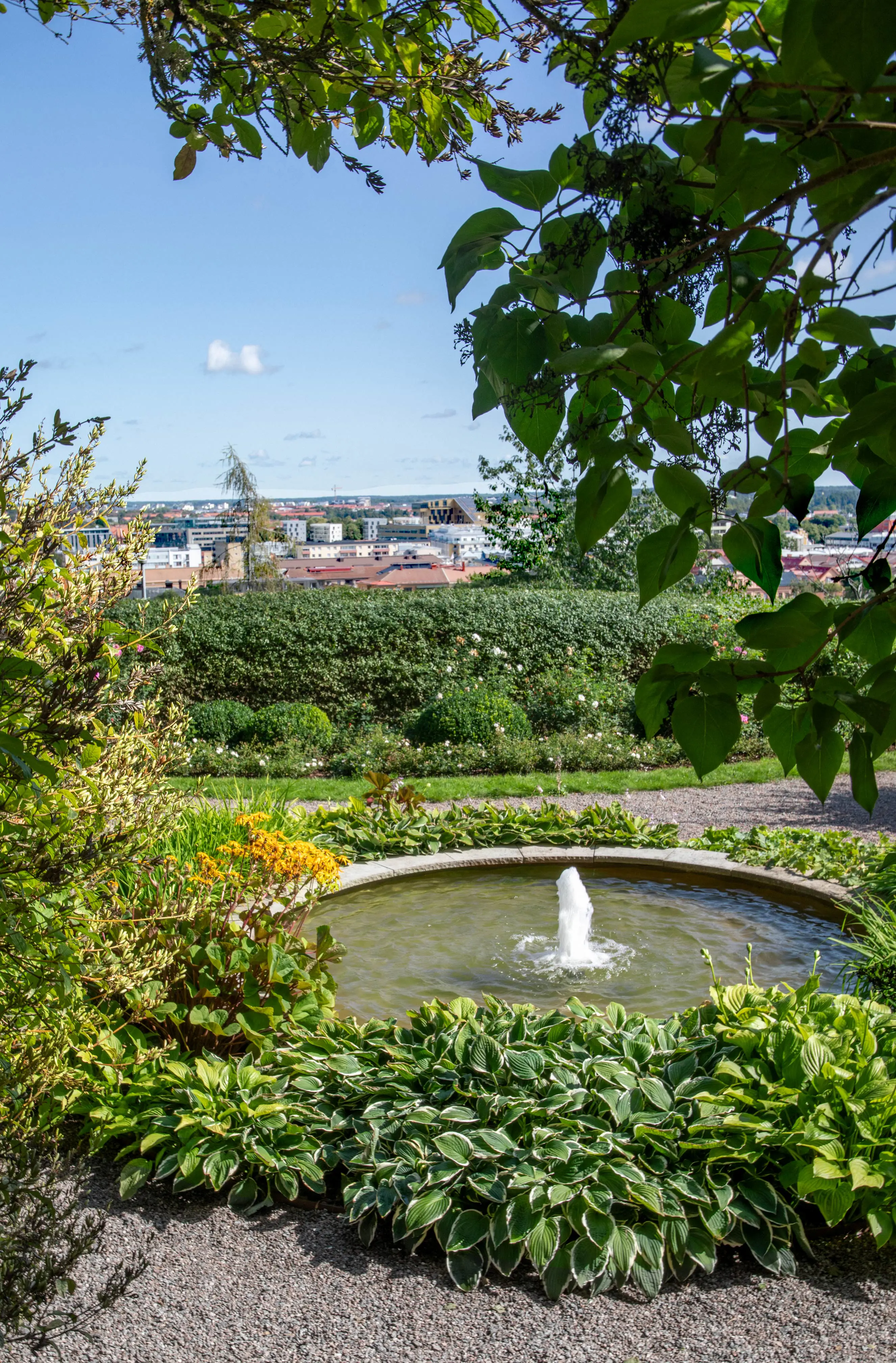 Fontän i slottsparken vid Uppsala slott.