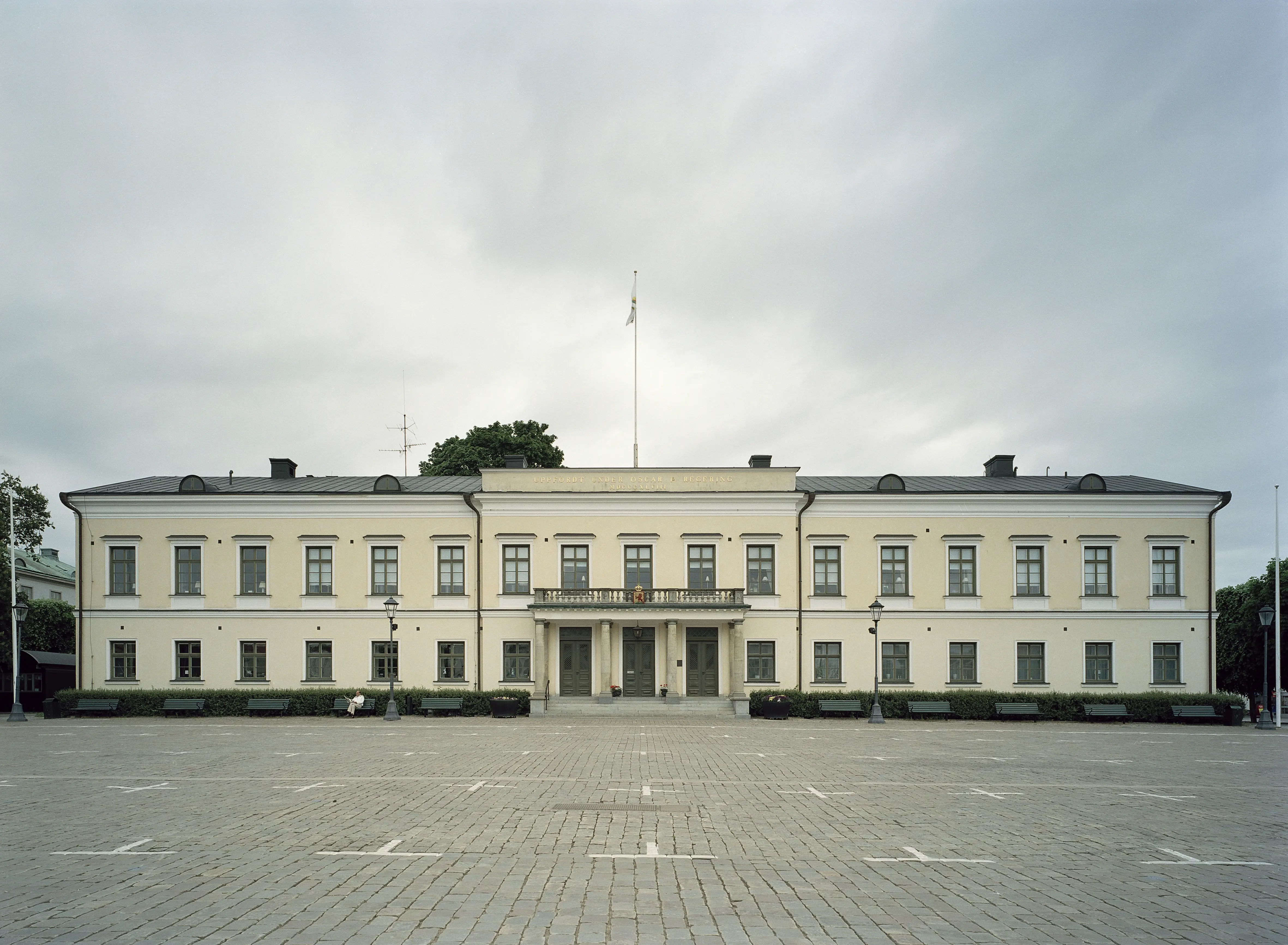 Residenset i Växjö. En lång, gulputsad tvåvåningsbyggnad i klassicistisk stil.