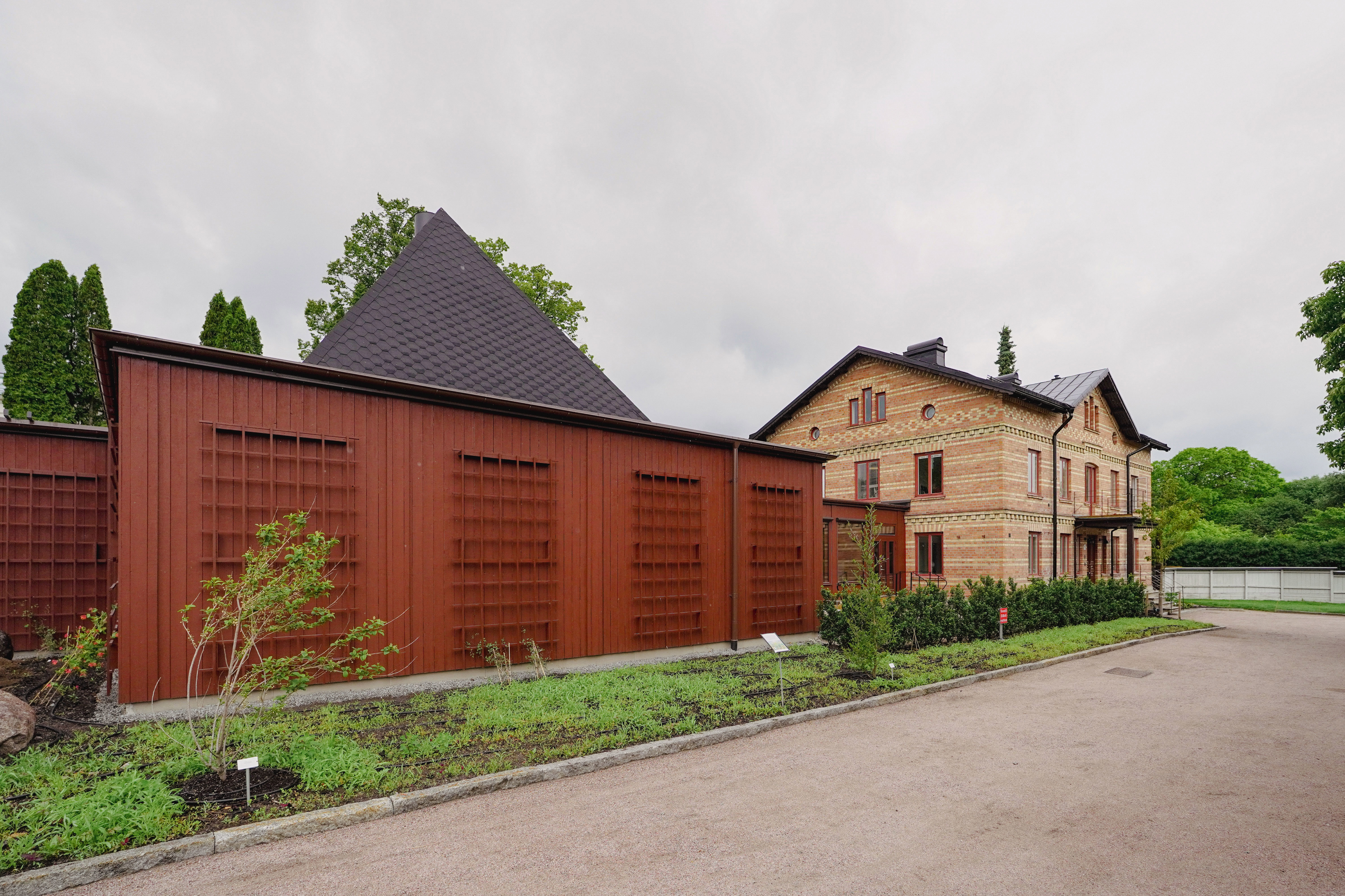 Trädgårdsvillan med tillbyggnad i rött trä.