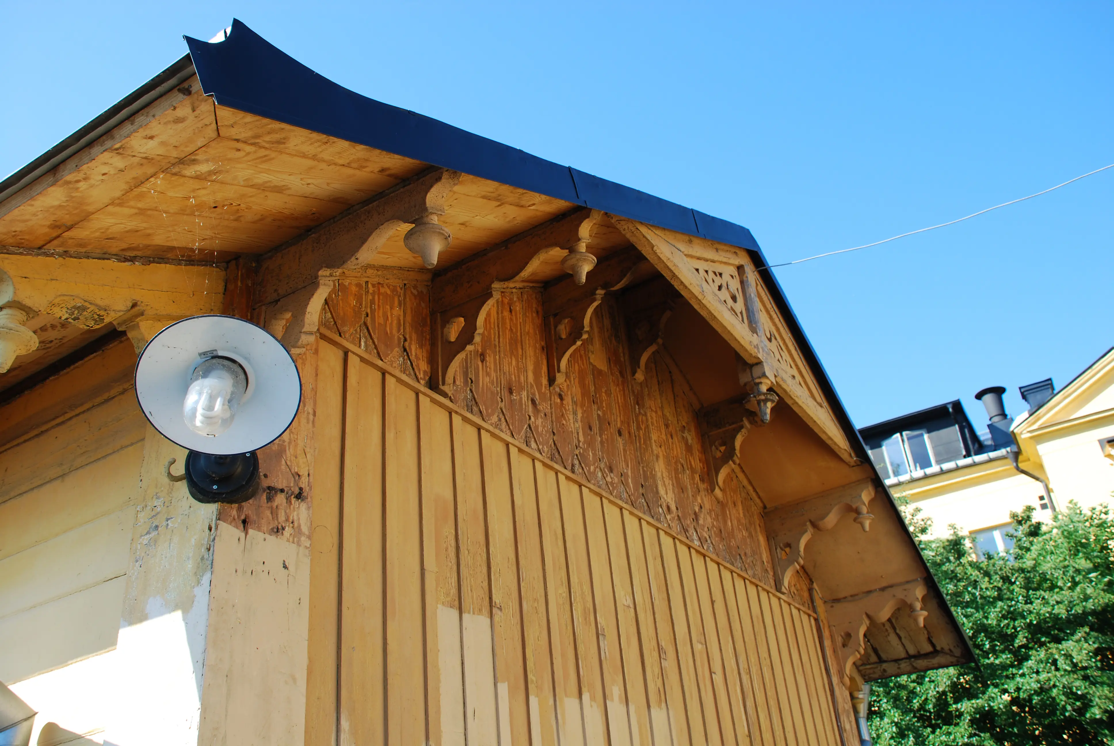 Kallbadets paviljong på Skeppsholmen. Snickeridetaljer på norra gaveln.
