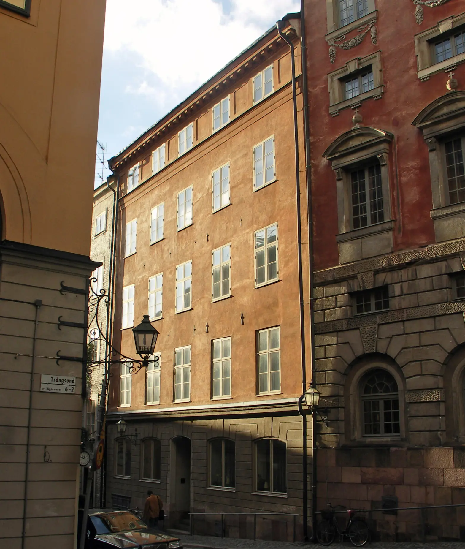 Beijerska husets fasad mot Storkyrkobrinken. Den stramt klassicistiska fasaden är putsad i ljusbrunt.
