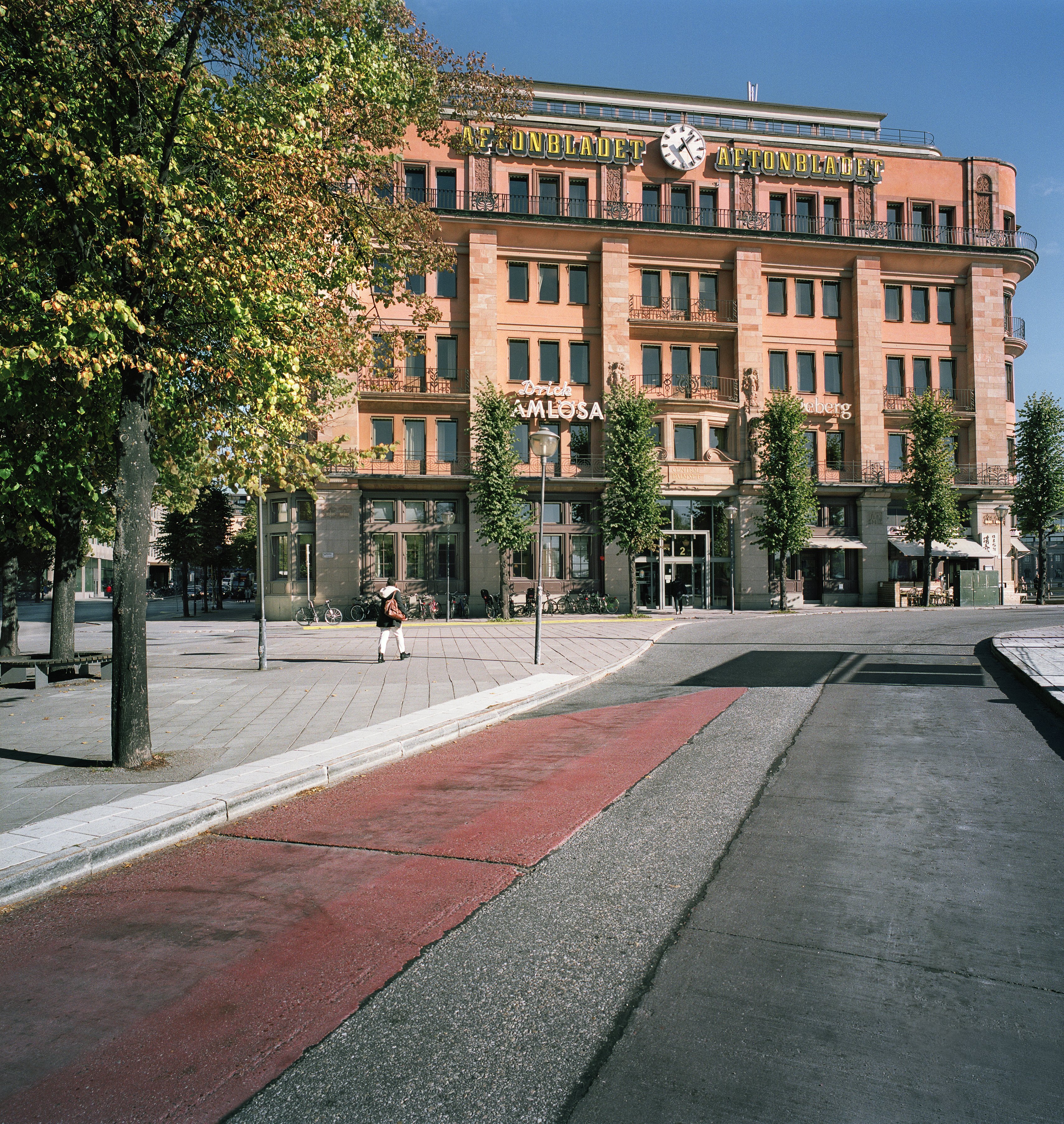 Centralpalatsets fasad mot Tegelbacken. Ett par neonskyltar med reklam sitter på fasaden.