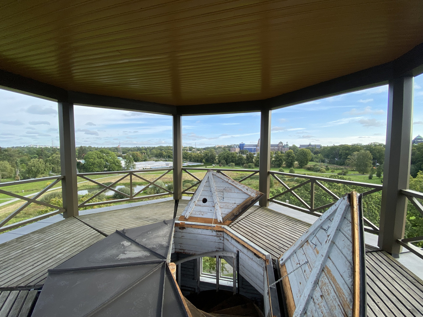 Vy från utsiktstornet över Bergianska trädgården och i fjärran Naturhistoriska riksmuseet.