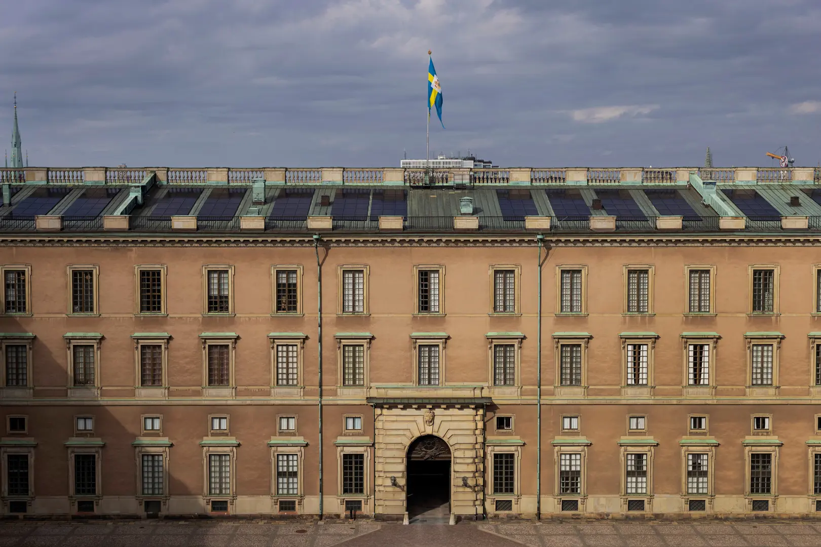 Stockholms slotts fasad i bruna toner med ärgat koppartak.