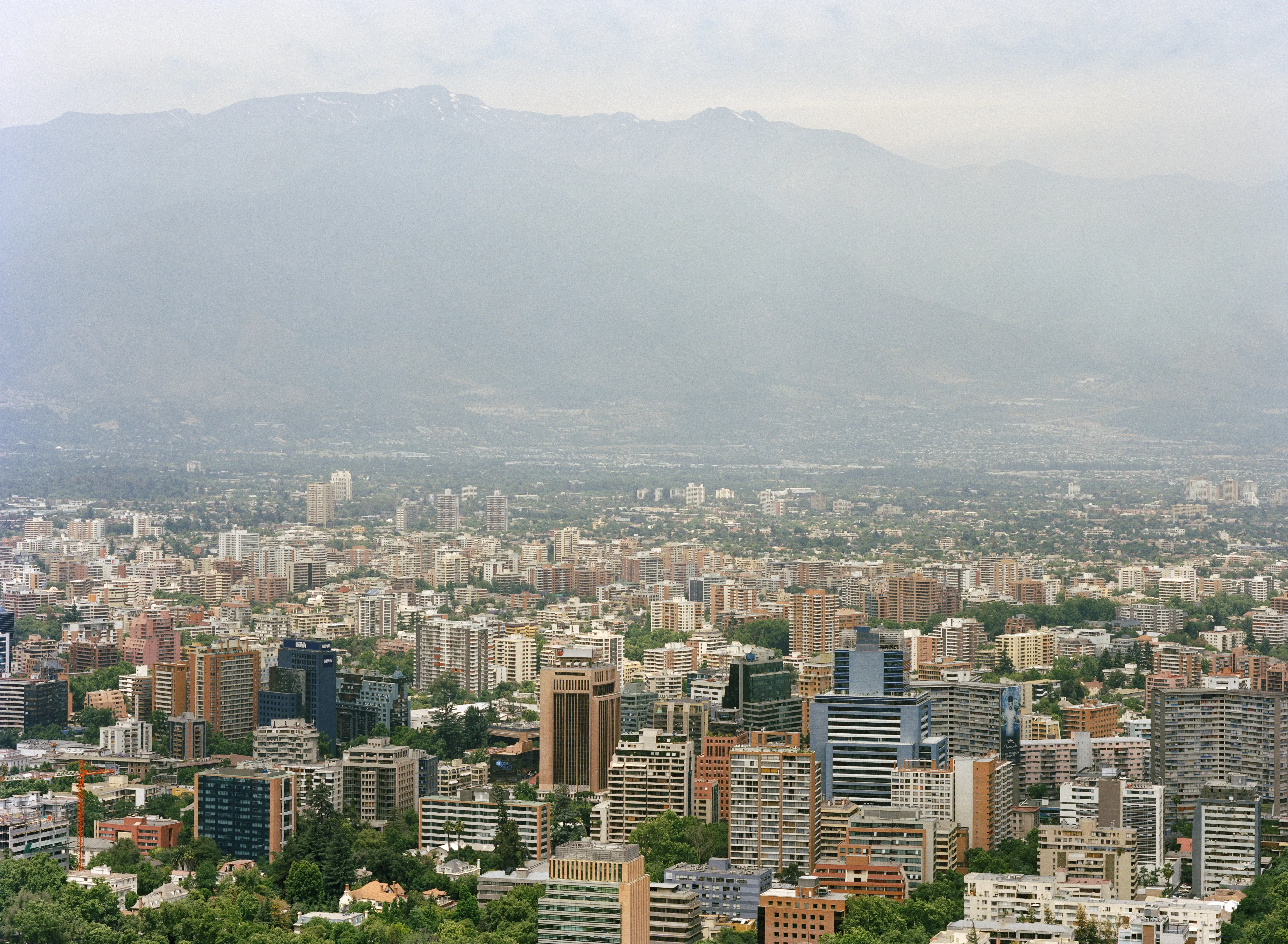 Utsikt över Santiago de Chile, med bergen i bakgrunden.