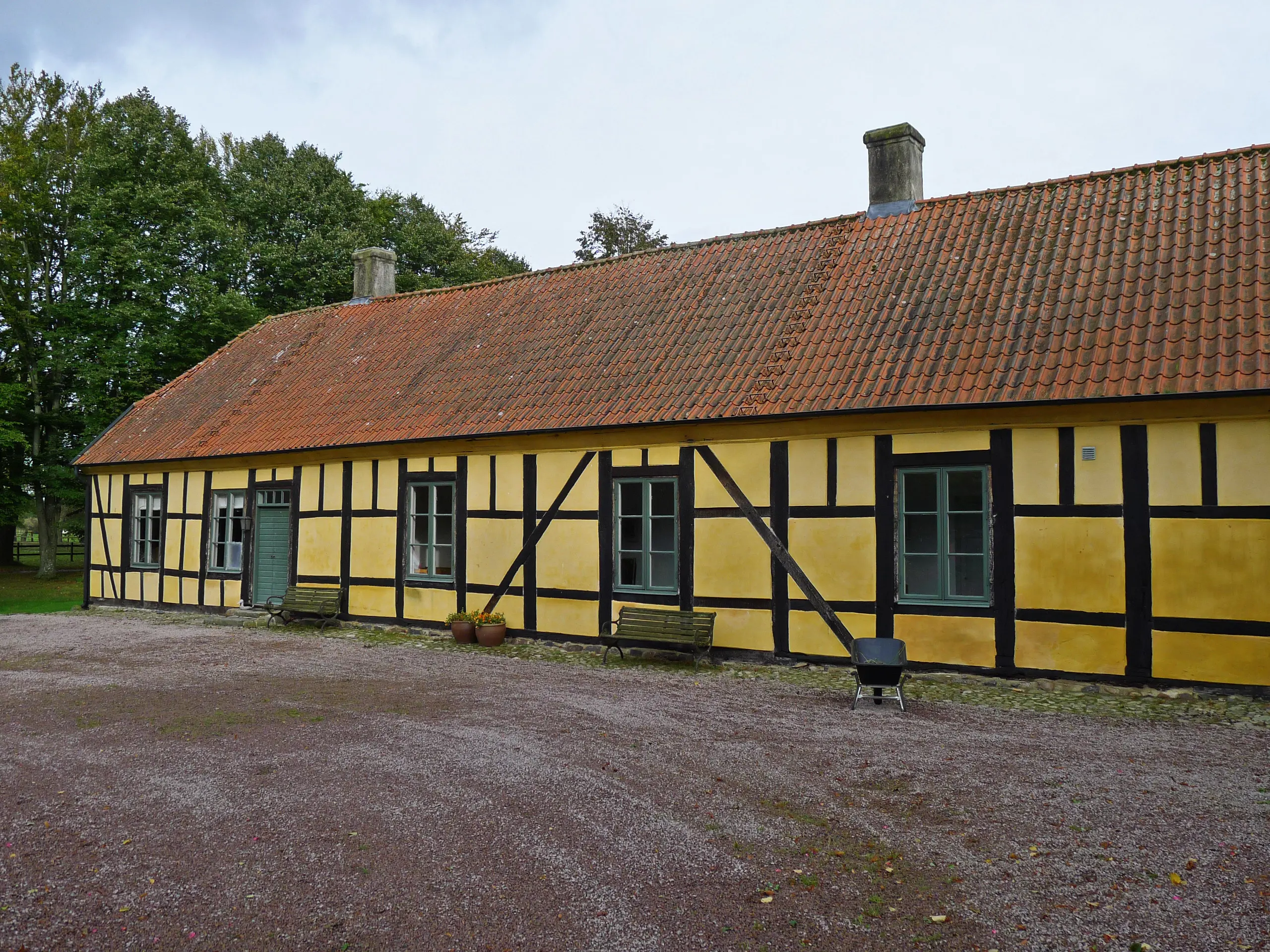 Kavaljers-byggnaden på Lillö. En gul-putsad korsvirkes-byggnad.