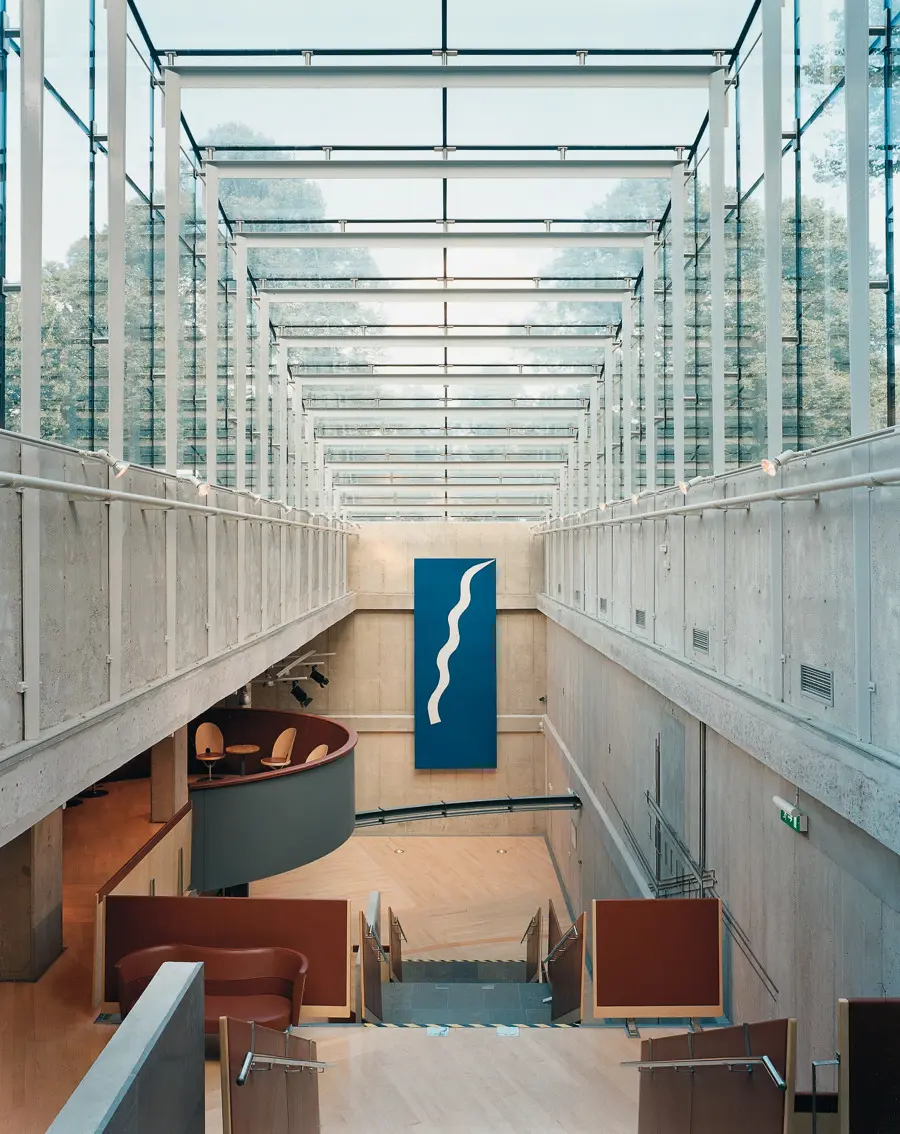 Trappa ned till bergrum. Trappan har ett glastak där man ser lövträd i Humlegården.