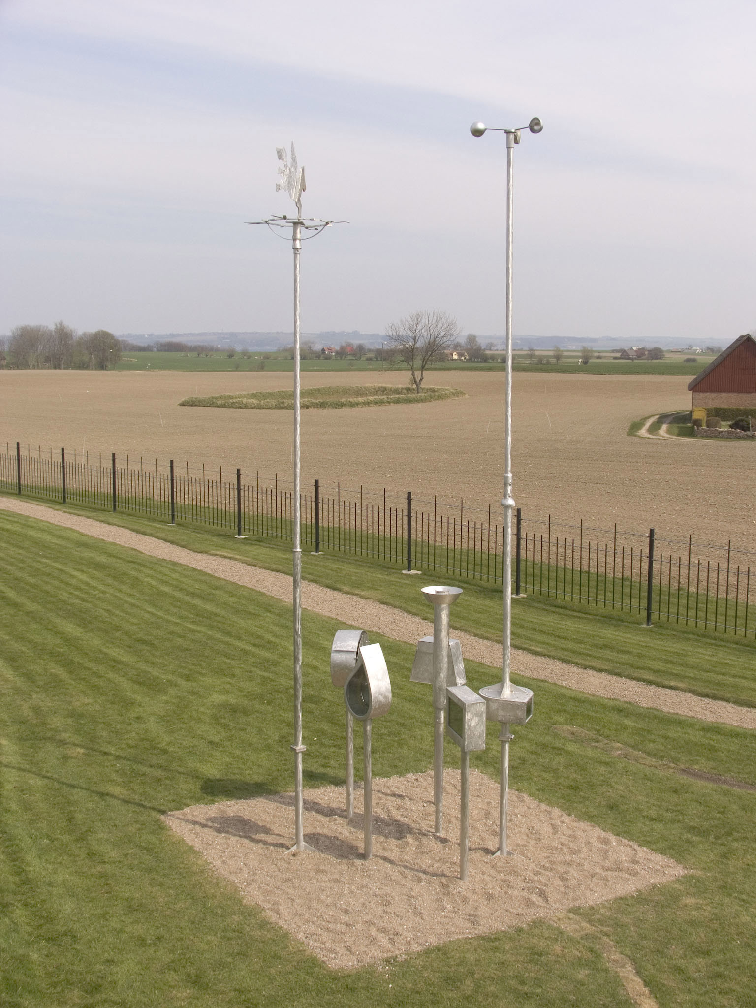 Meteorologiska instrument i väderstationen på Ven. Utsikt över jordbrukslandskap.