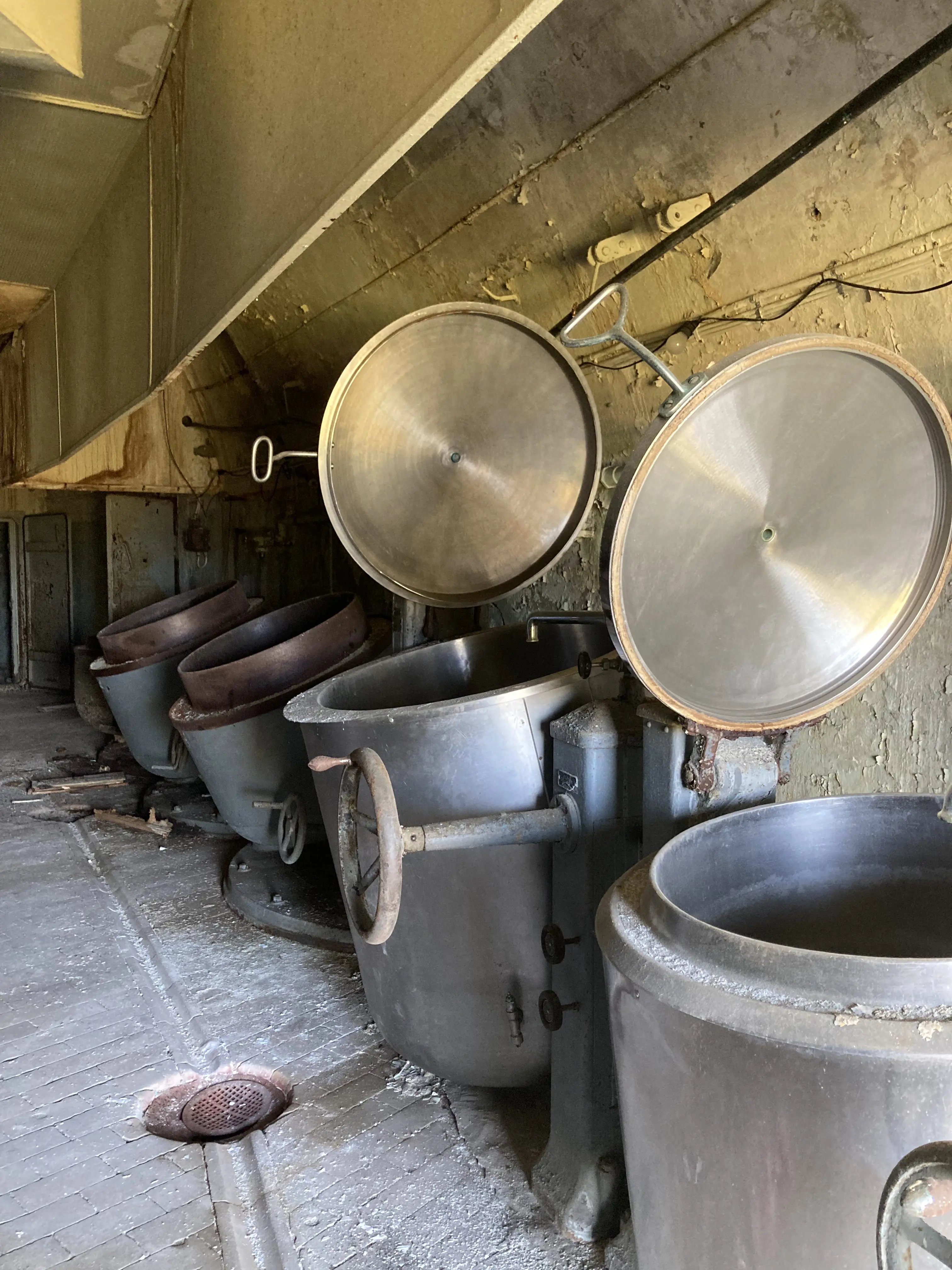 Stora matbehållare i fästningens kök