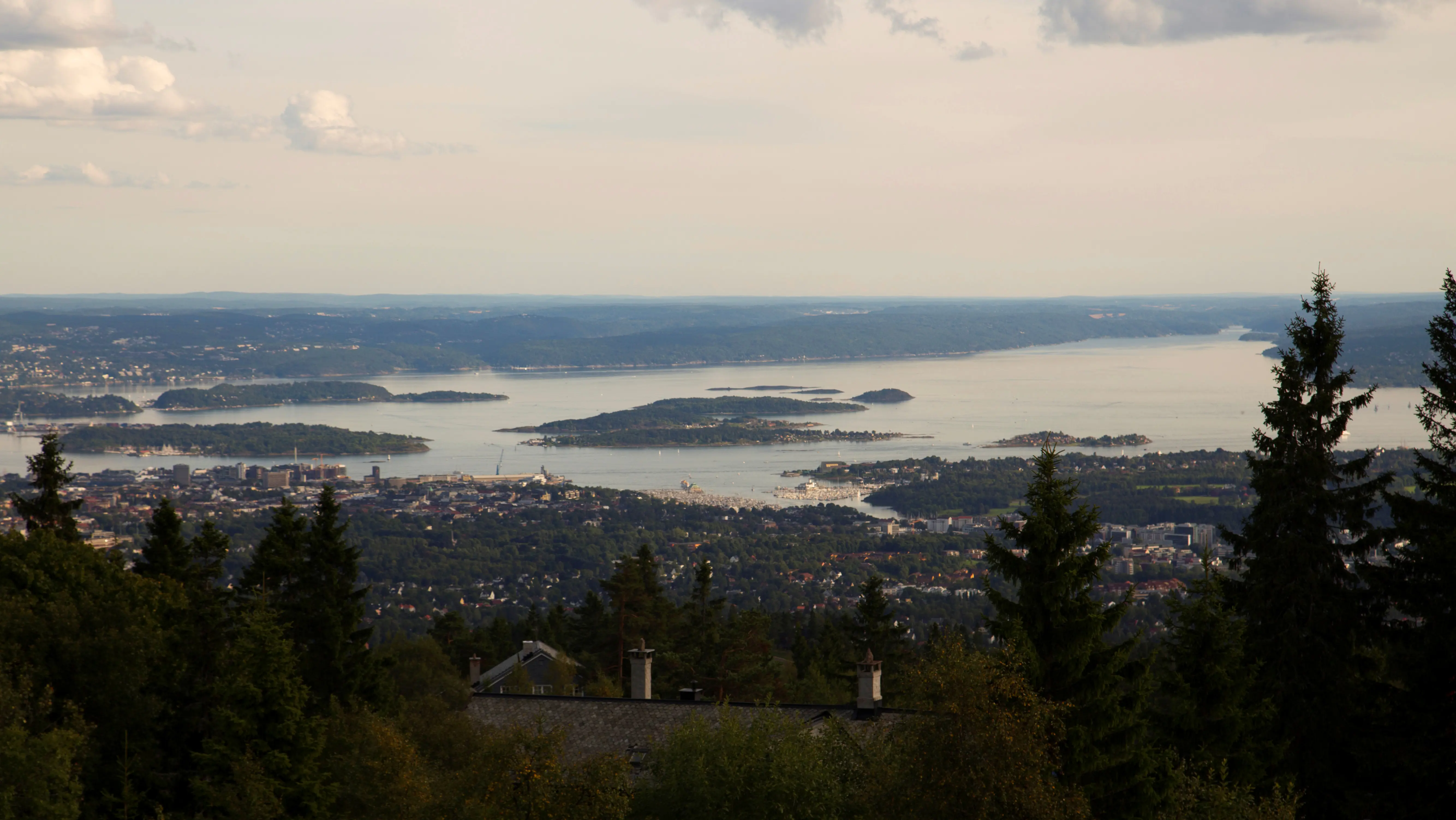 Voksenåsen. Utsikt över Oslo och det kuperade landskapet kring Oslofjorden.