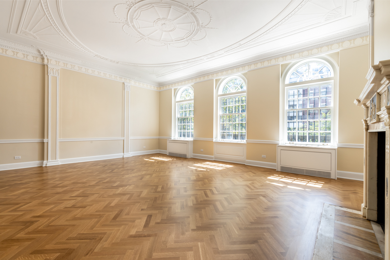 Ny renoverad sal i generalkonsulatet i New York. Stora, rundbågiga fönster släpper in ljus på parkettgolvet.