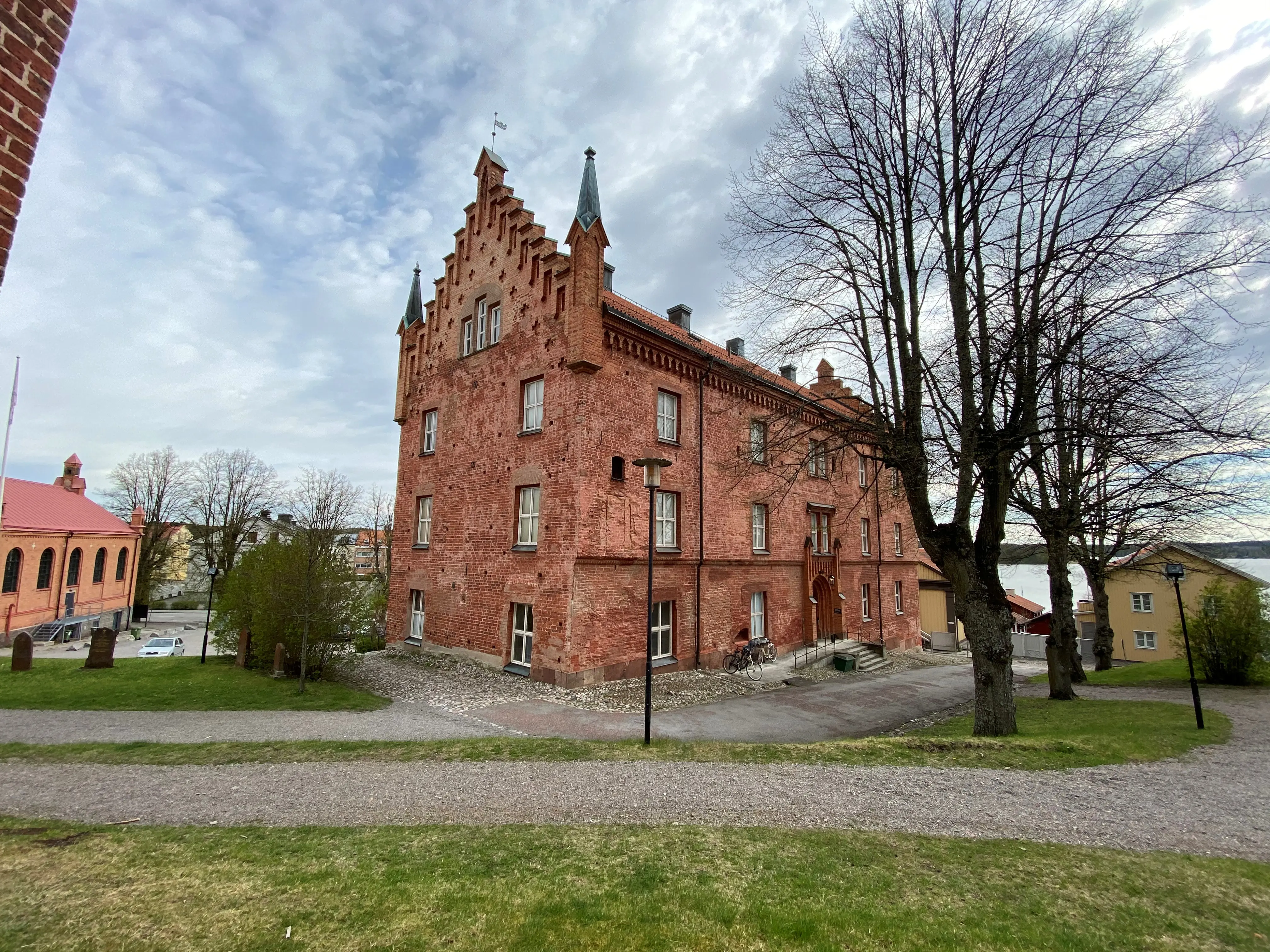 Roggeborgen. En trevåningsbyggnad med praktgavlar. Fasadens puts är målad i tegelimitation.