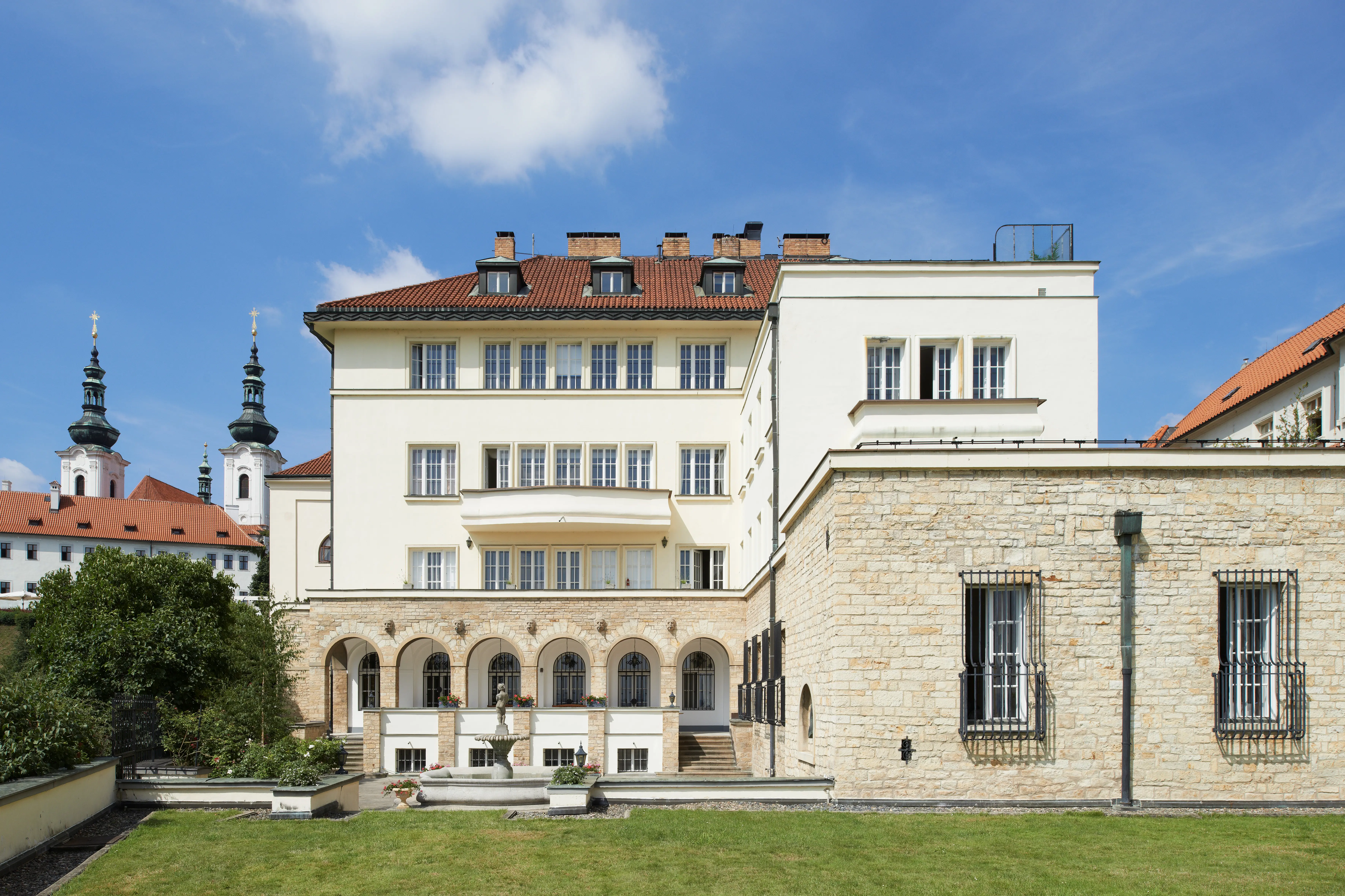 Ambassaden i Prag. Stor fyravåningsvilla i sten och vit puts, med olika takhöjd.