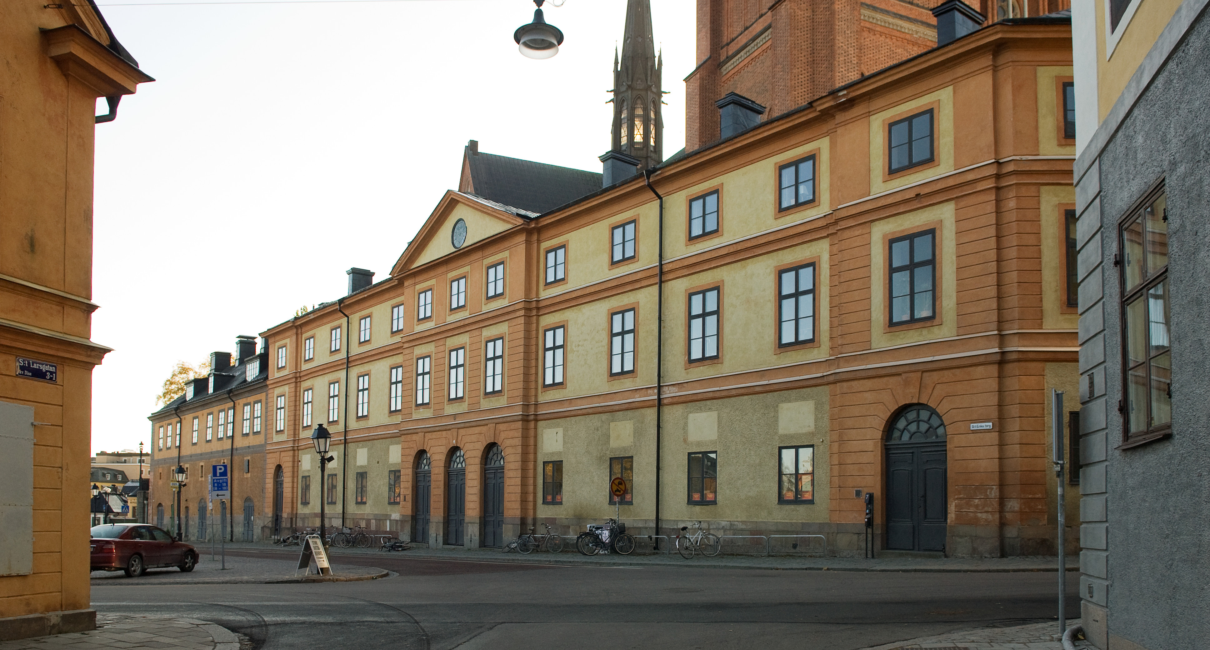 Konsistoriehuset, fasad mot gatan. Trevåningshus i gul och orange puts.