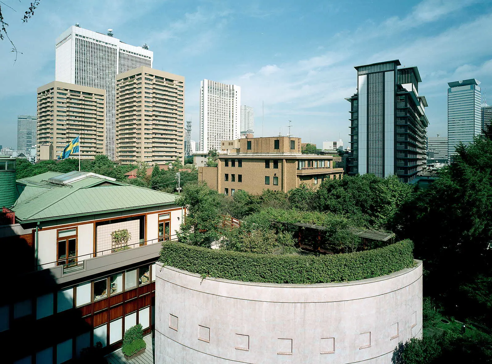 Ambassaden i Tokyo. Gröna tak och en liten trädgård mitt bland sky-skraporna.