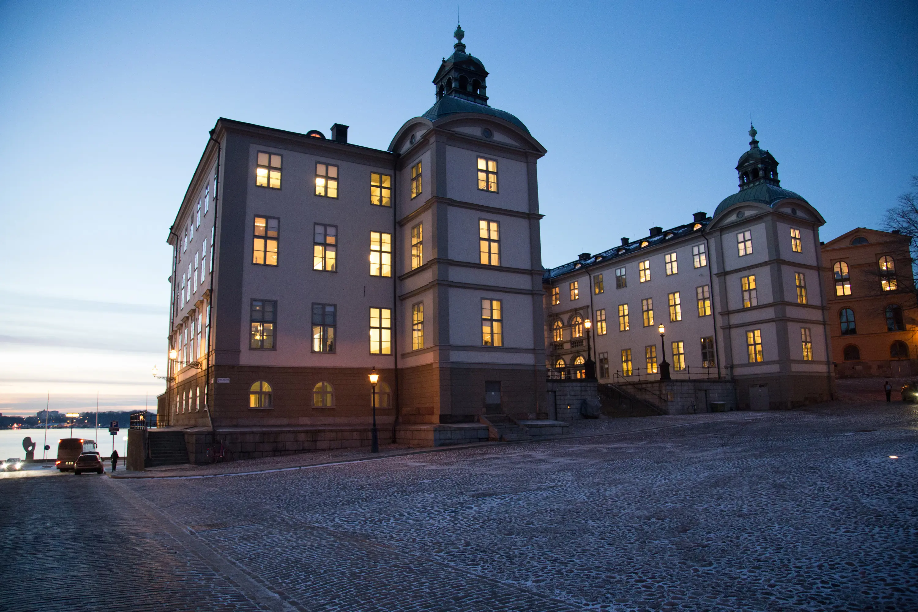 Wrangelska palatset i kvällsljus