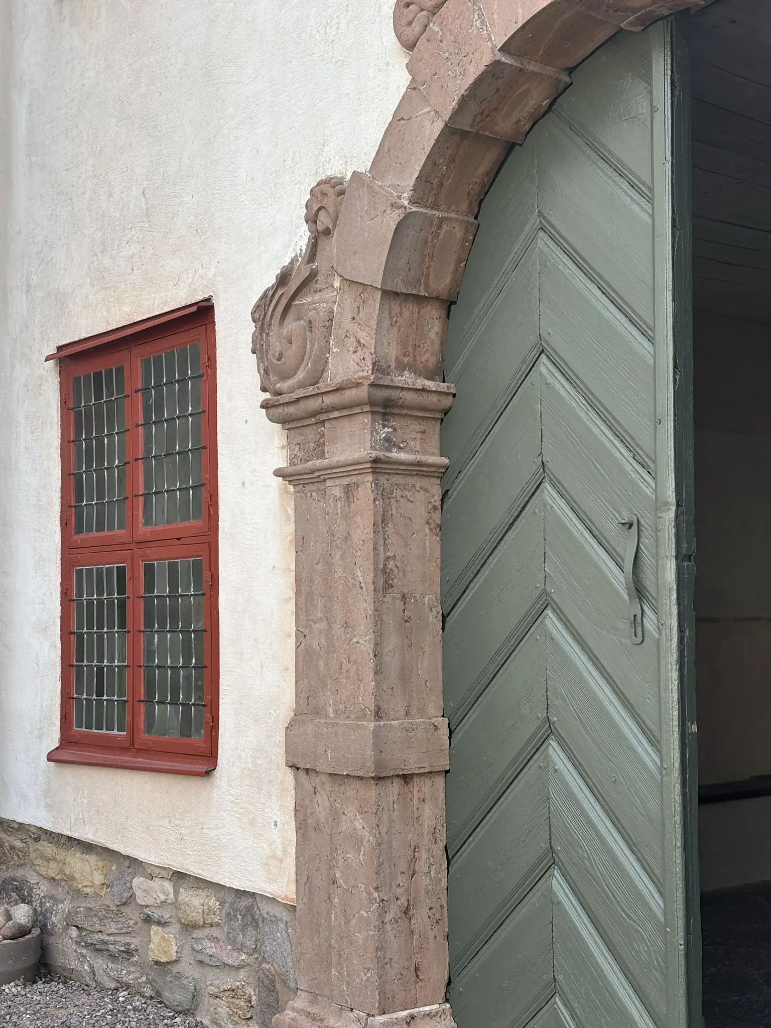 Porten in till slottskyrkan.