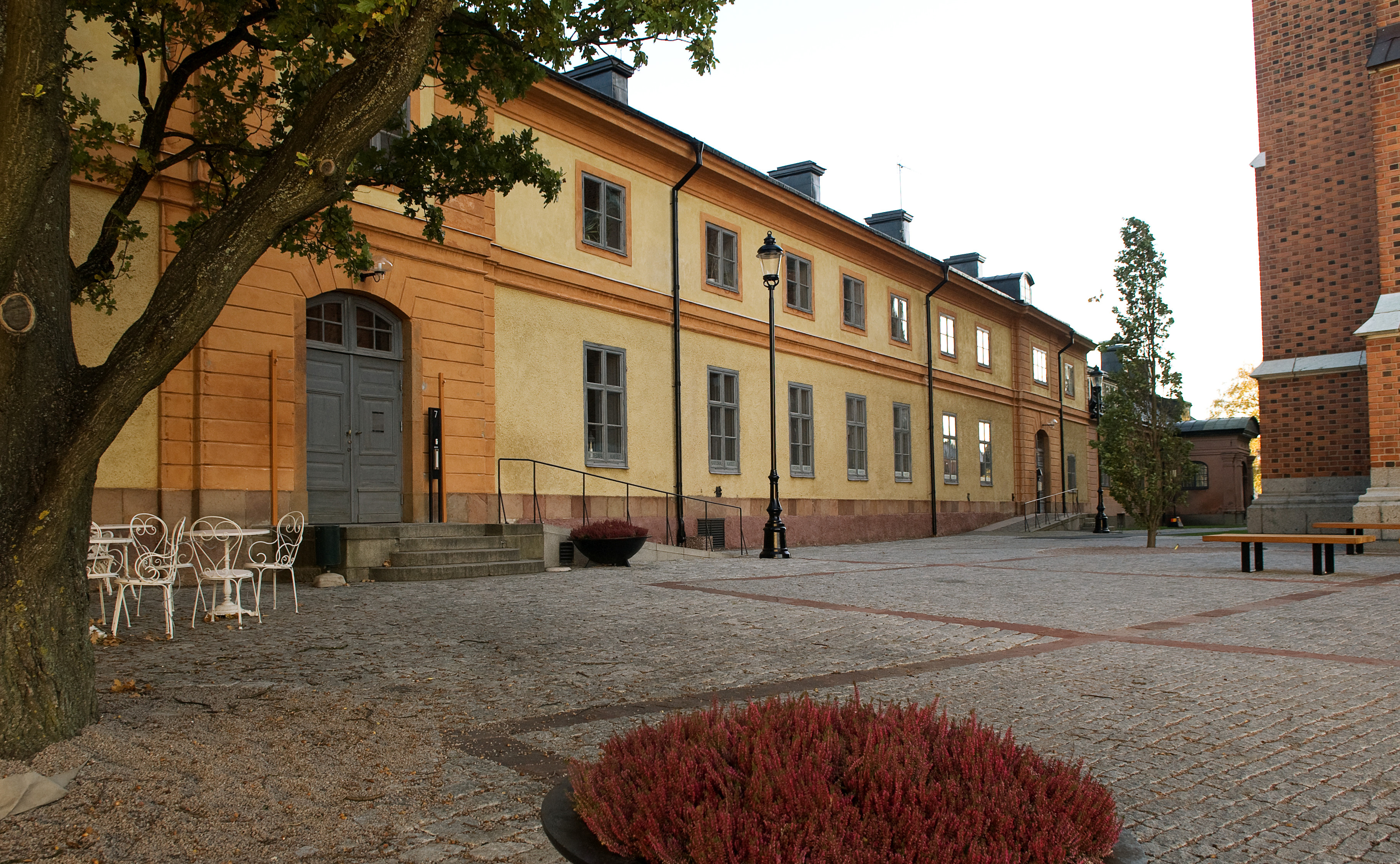 Konsistoriehuset, fasad mot domkyrkan. Tvåvåningshus i gul och orange puts.