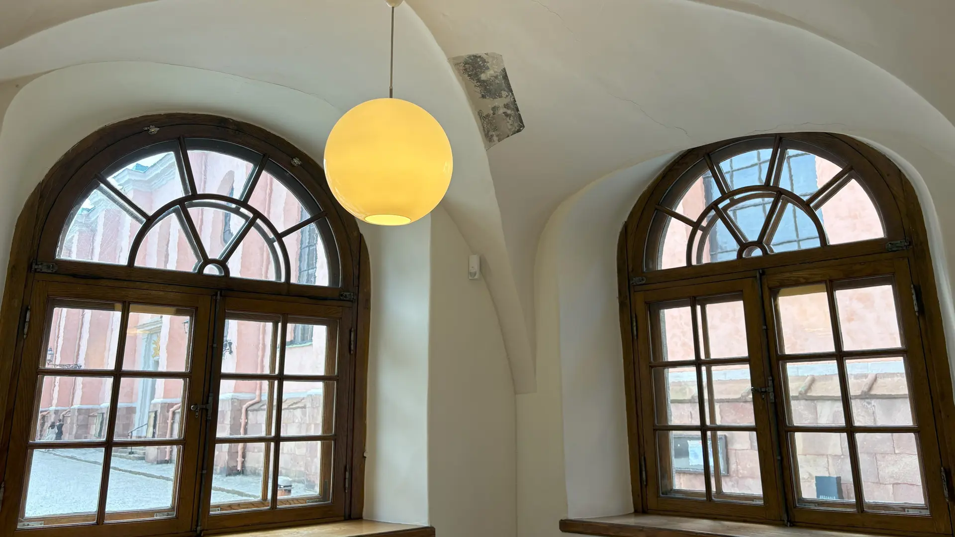 Oxenstiernska palatset. Hörnrum med rundbågiga fönster. I takvalvet är en liten yta med ursprunglig färg bevarad.