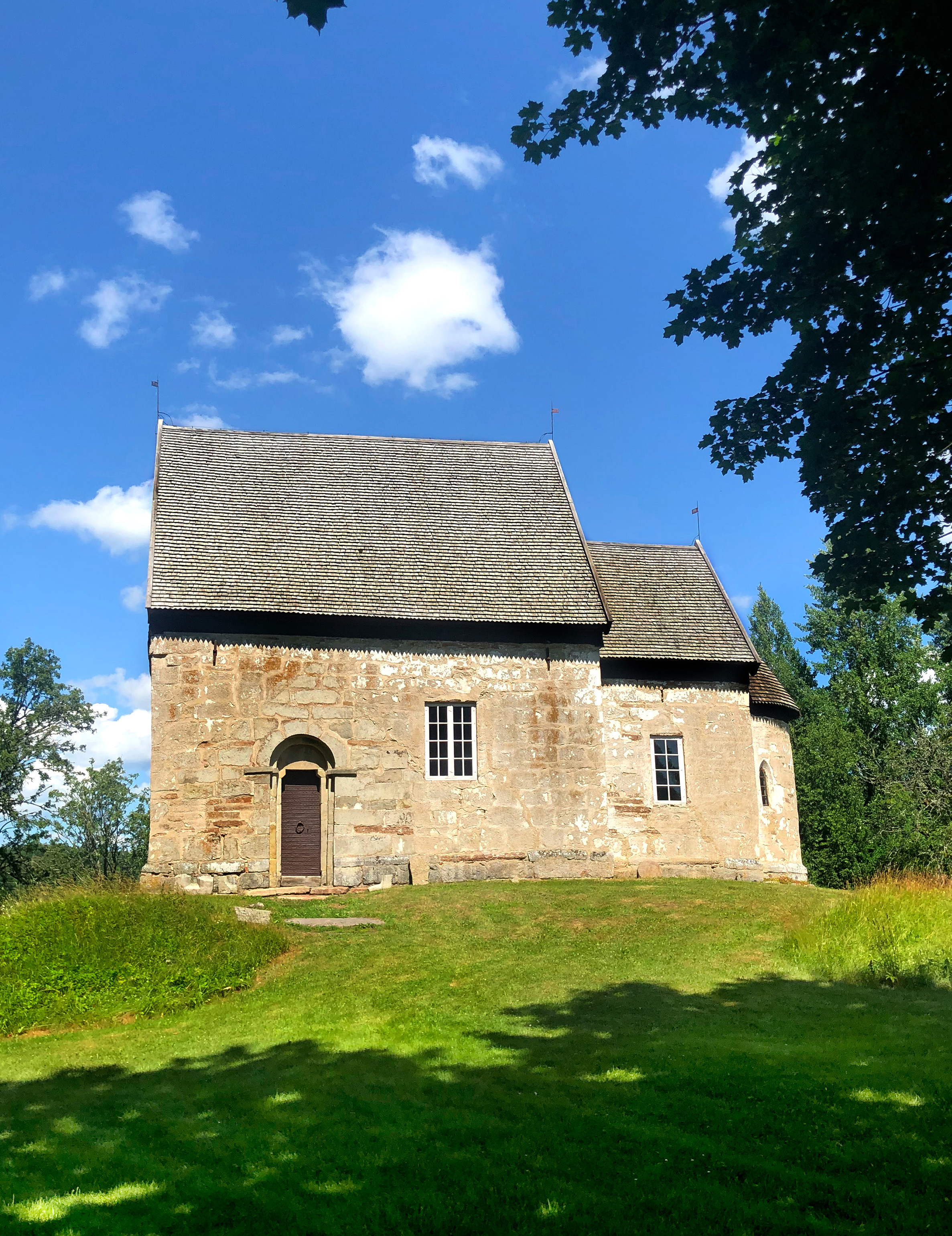 Exteriör av Suntaks kyrka nära Tidaholm i Västergötland