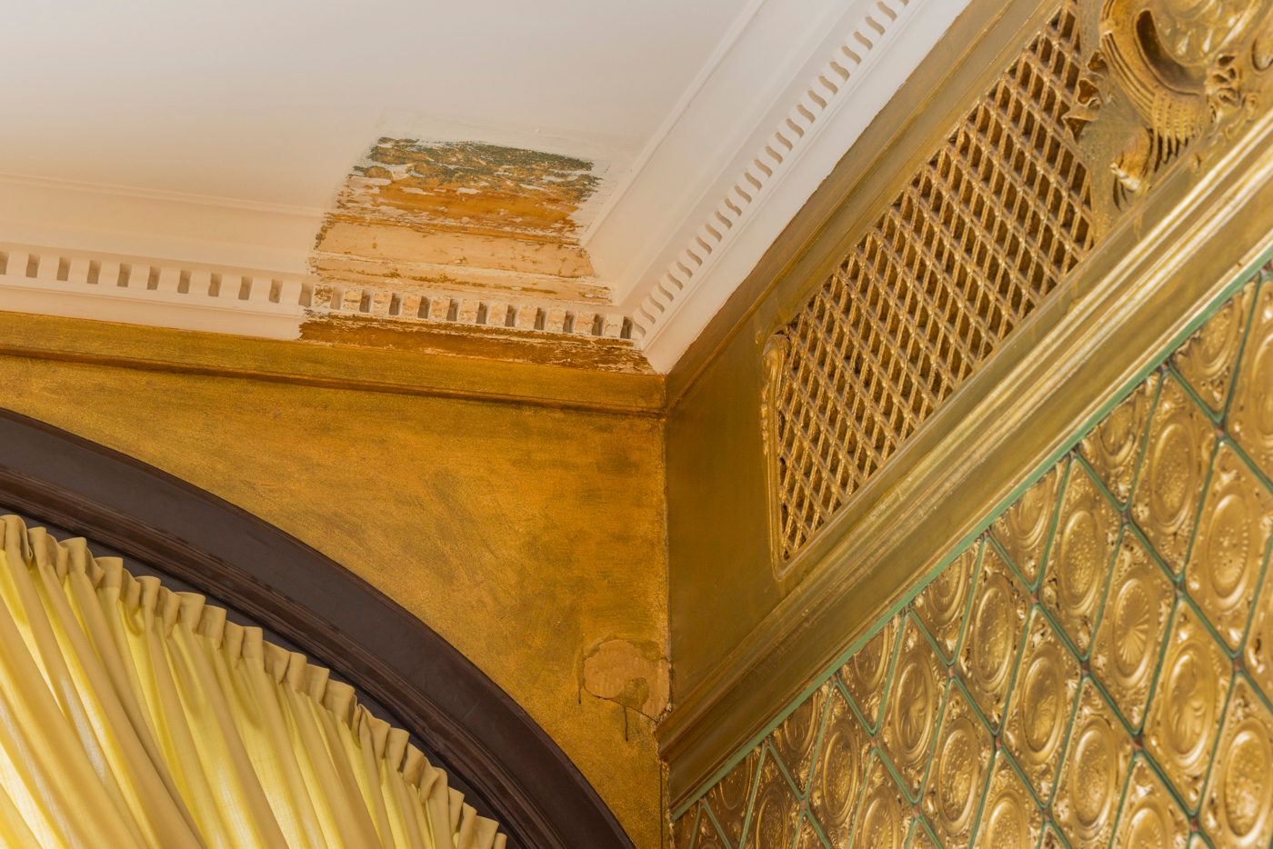 Taket i Guldfoajén där man ser färgerna i taket som de såg ut innan den renoverades. 