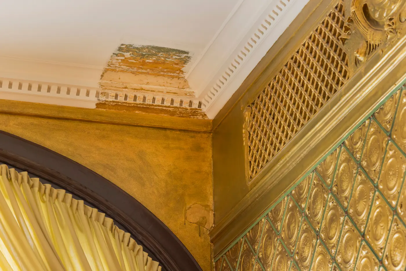 Taket i Guldfoajén där man ser färgerna i taket som de såg ut innan den renoverades.