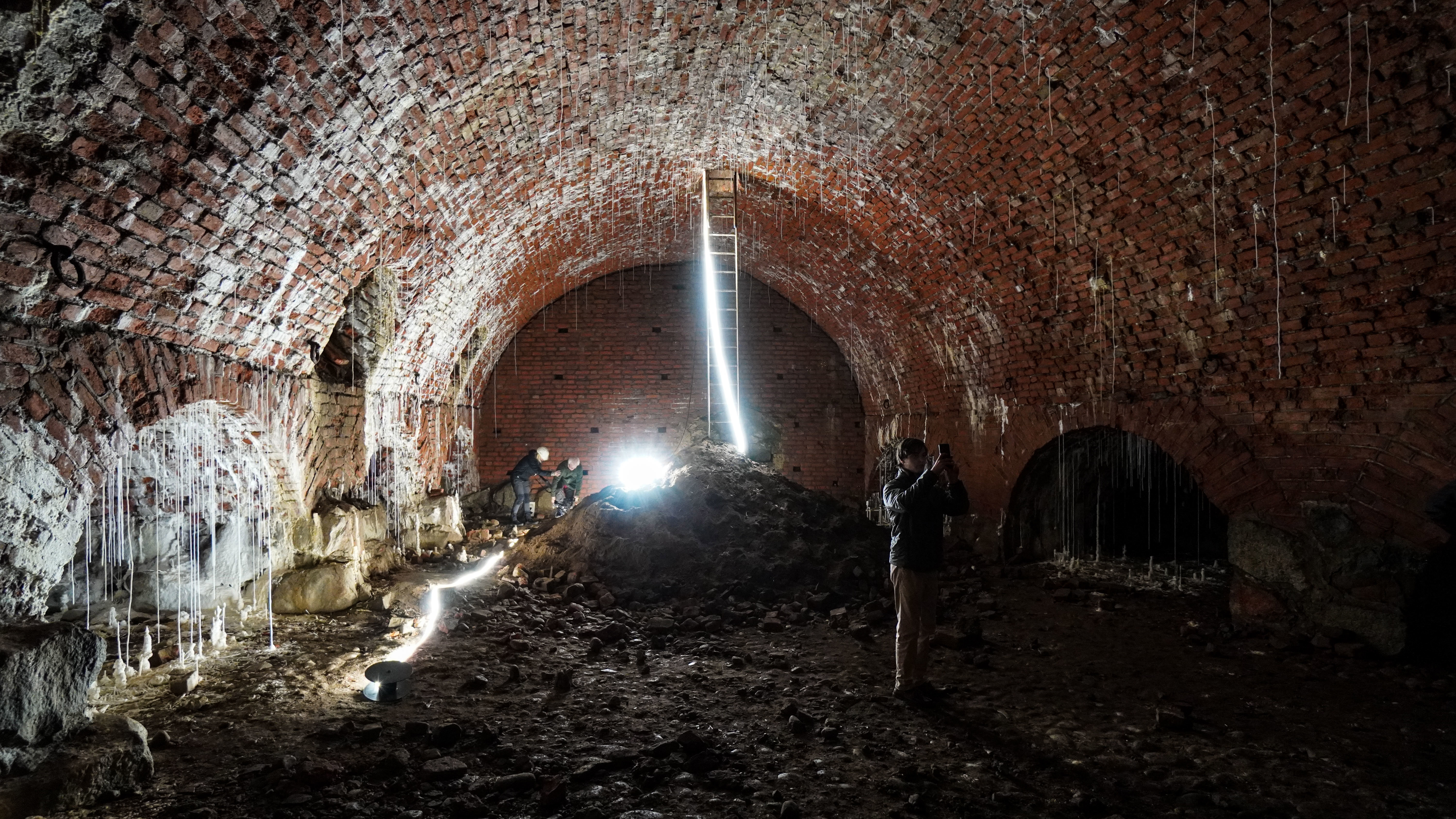 Inspektion av källarvalven till Fogdegården under Uppsala slott.