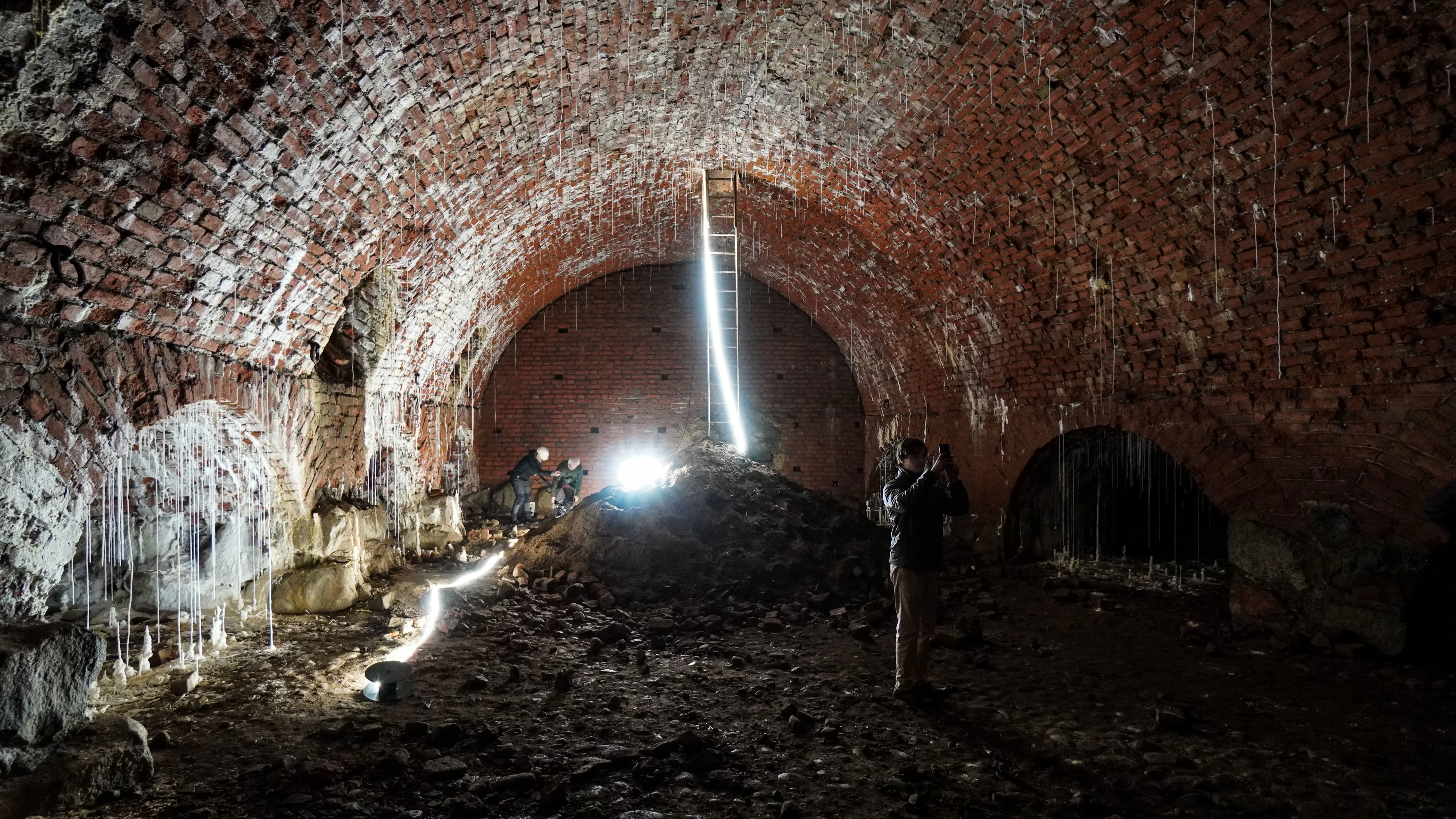 Inspektion av källarvalven till Fogdegården under Uppsala slott.