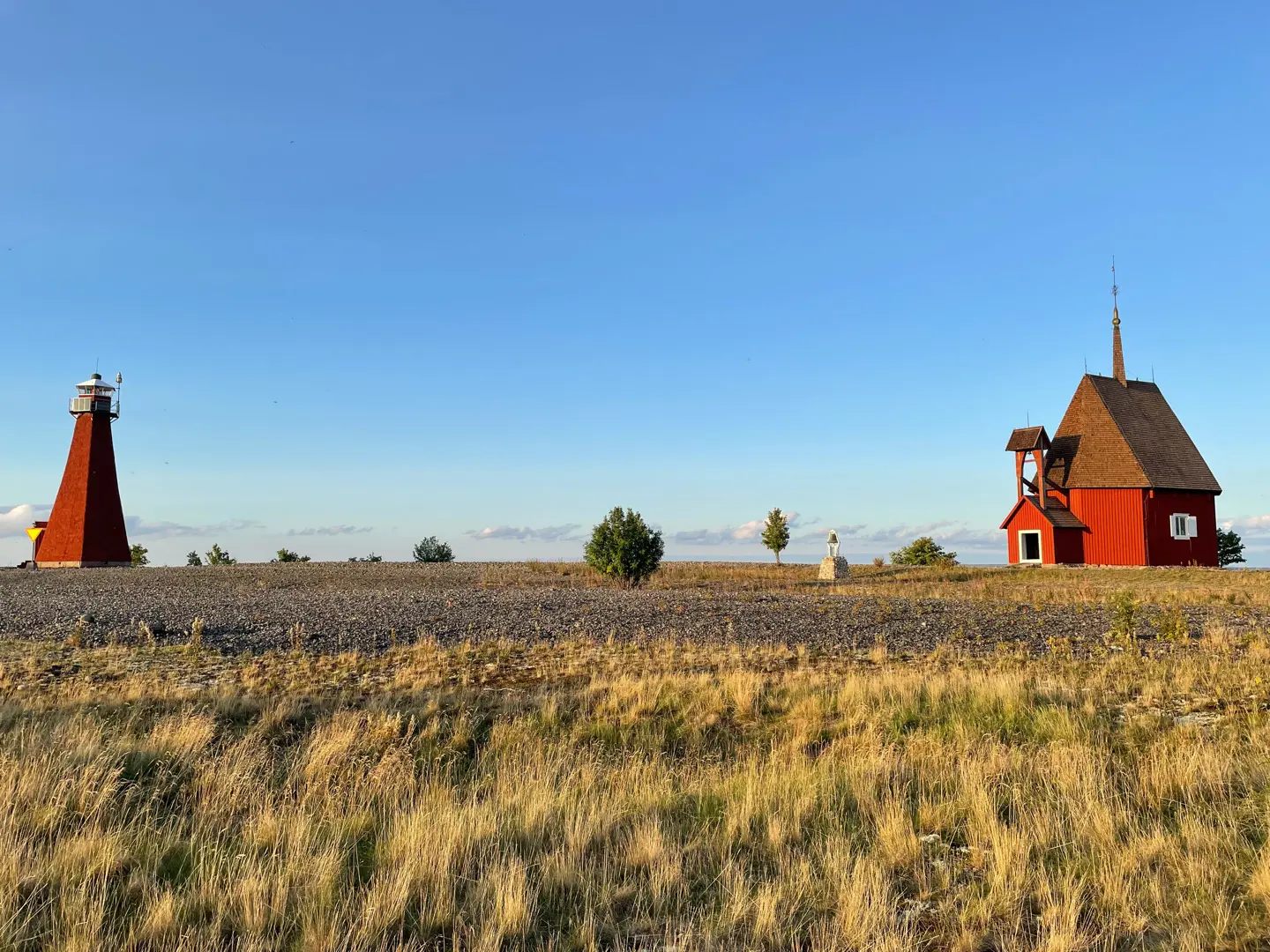Malörens fyr till vänster och kapell till höger.