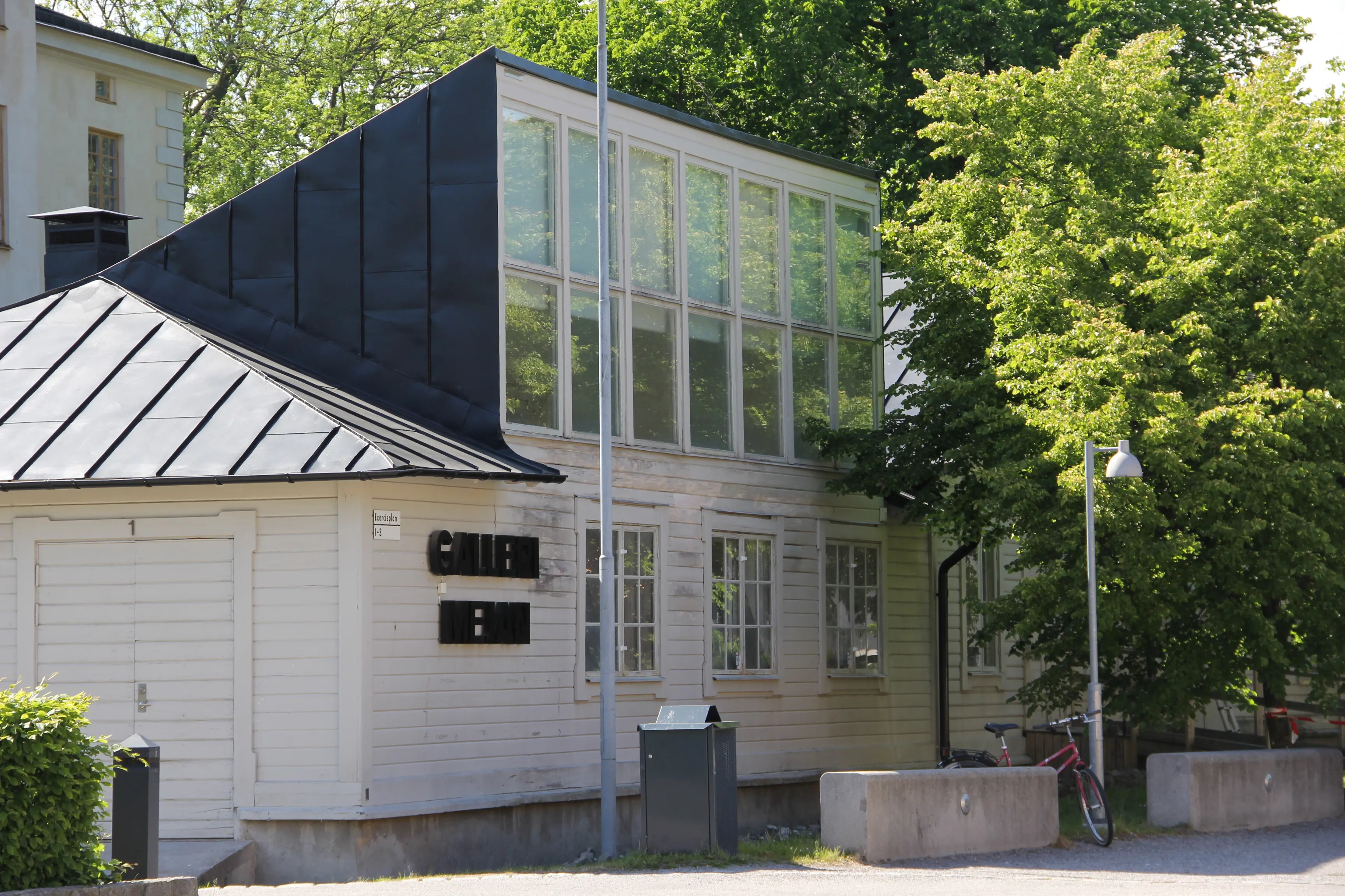 Ateljéhuset på Skeppsholmen. En av tillbyggnaderna från sextiotalet, med stora ateljéfönster.