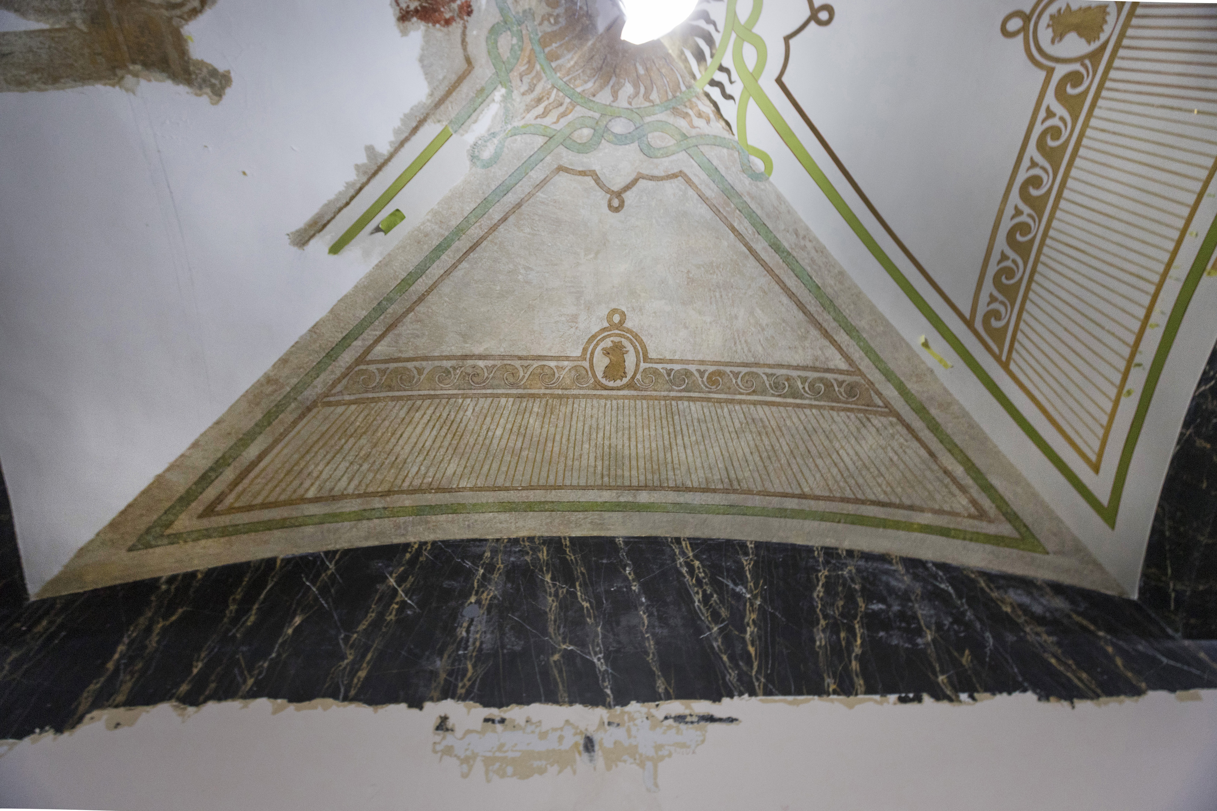 Marmor och ornamenterade tak funna under den vita färg de var övermålade med.