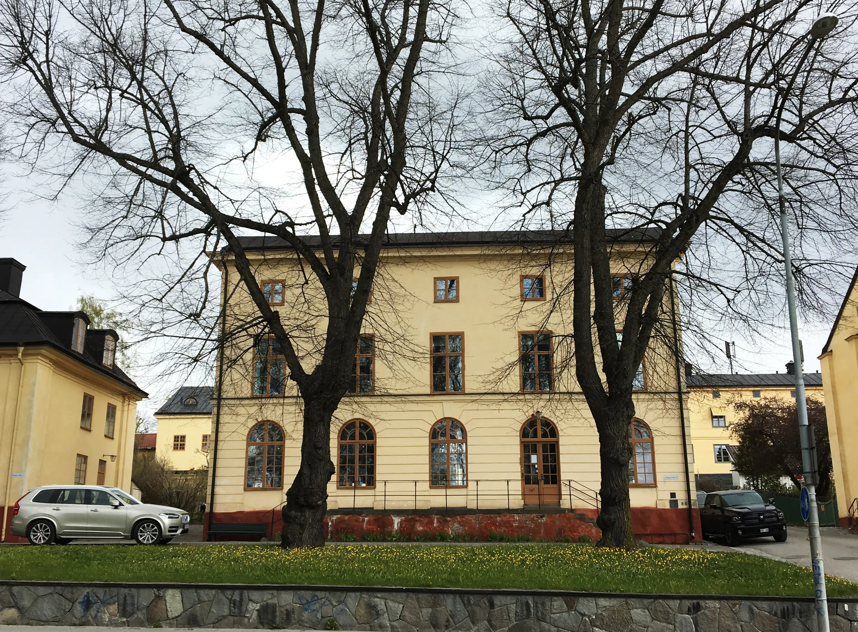 Apotekshuset på Malmen vid Drottningholm. Gulputsad trevåningsbyggnad i klassicistisk stil.