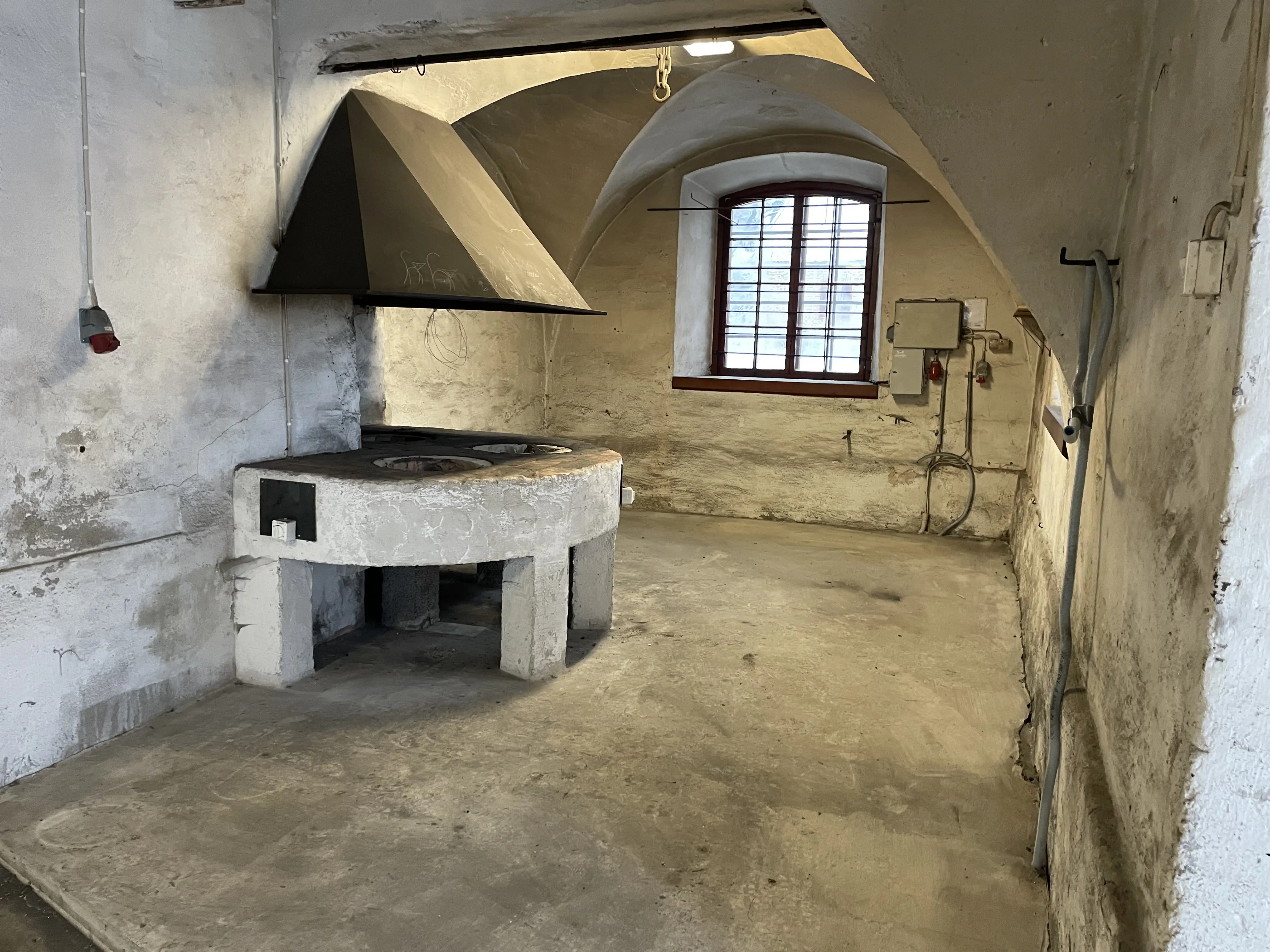 Smedjan med putsade väggar och den stora spisen.